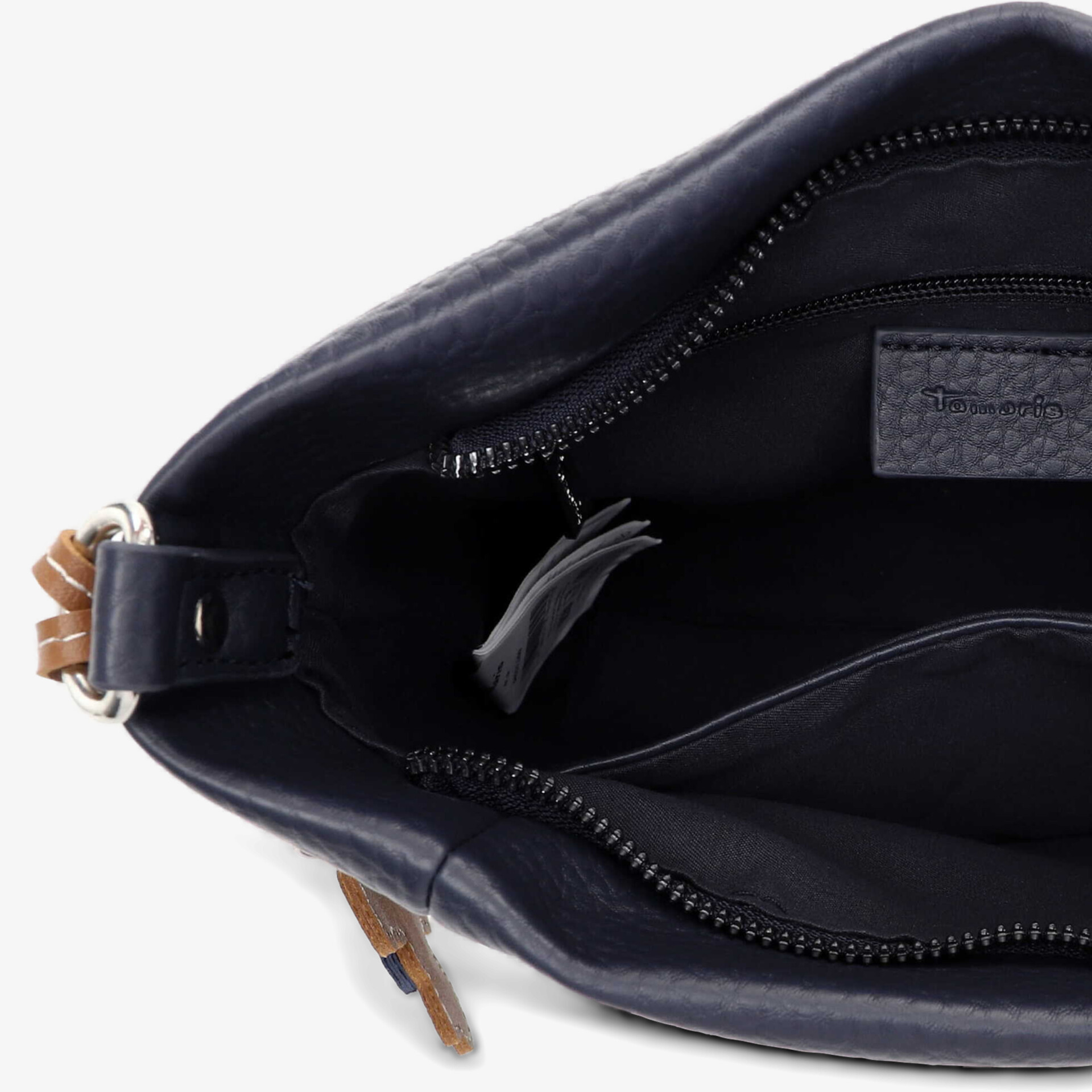 Obere Draufsicht auf geräumige Ledertasche mit Reißverschluss und mehreren Innenfächern