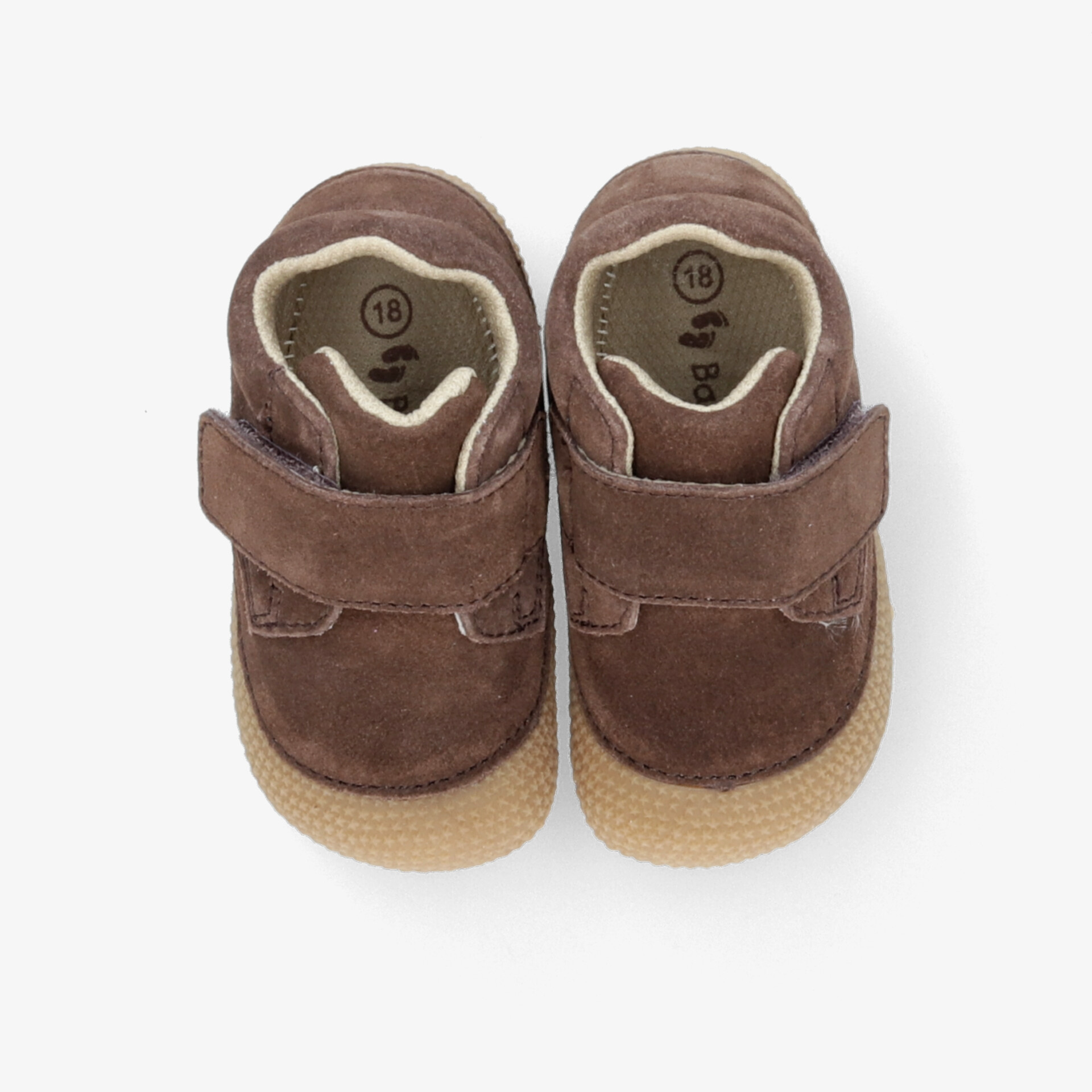 Braune Baby-Schuhe aus weichem Material mit Klettverschluss und rutschfester, flexibler Sohle für sicheren Halt