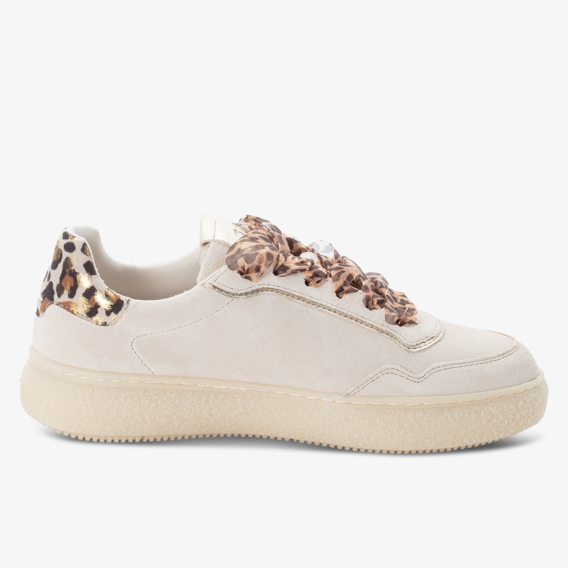 Bequemer Sneaker in heller Farbe mit Leopardenmuster an Ferse und dekorativen Schnürsenkeln, seitliche Ansicht
