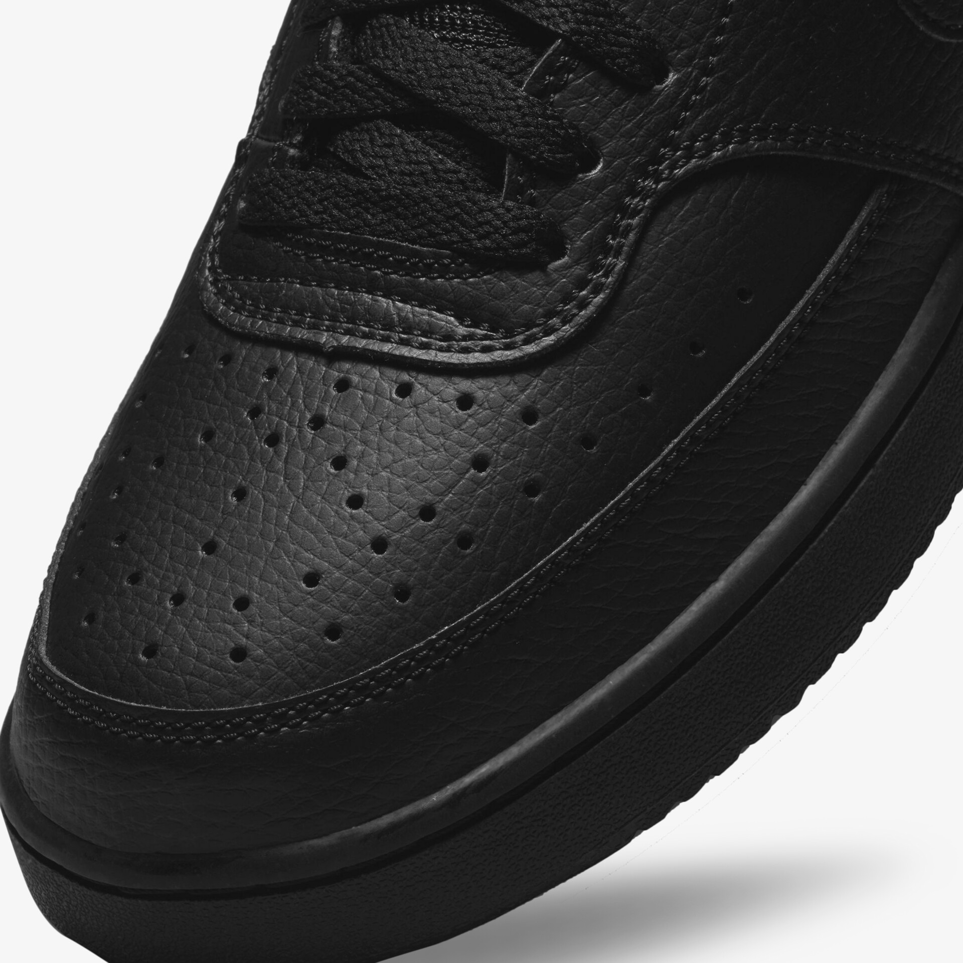 Moderner Schuh mit perforierter Oberfläche und stilvollem Design für maximalen Komfort und eleganten Look.