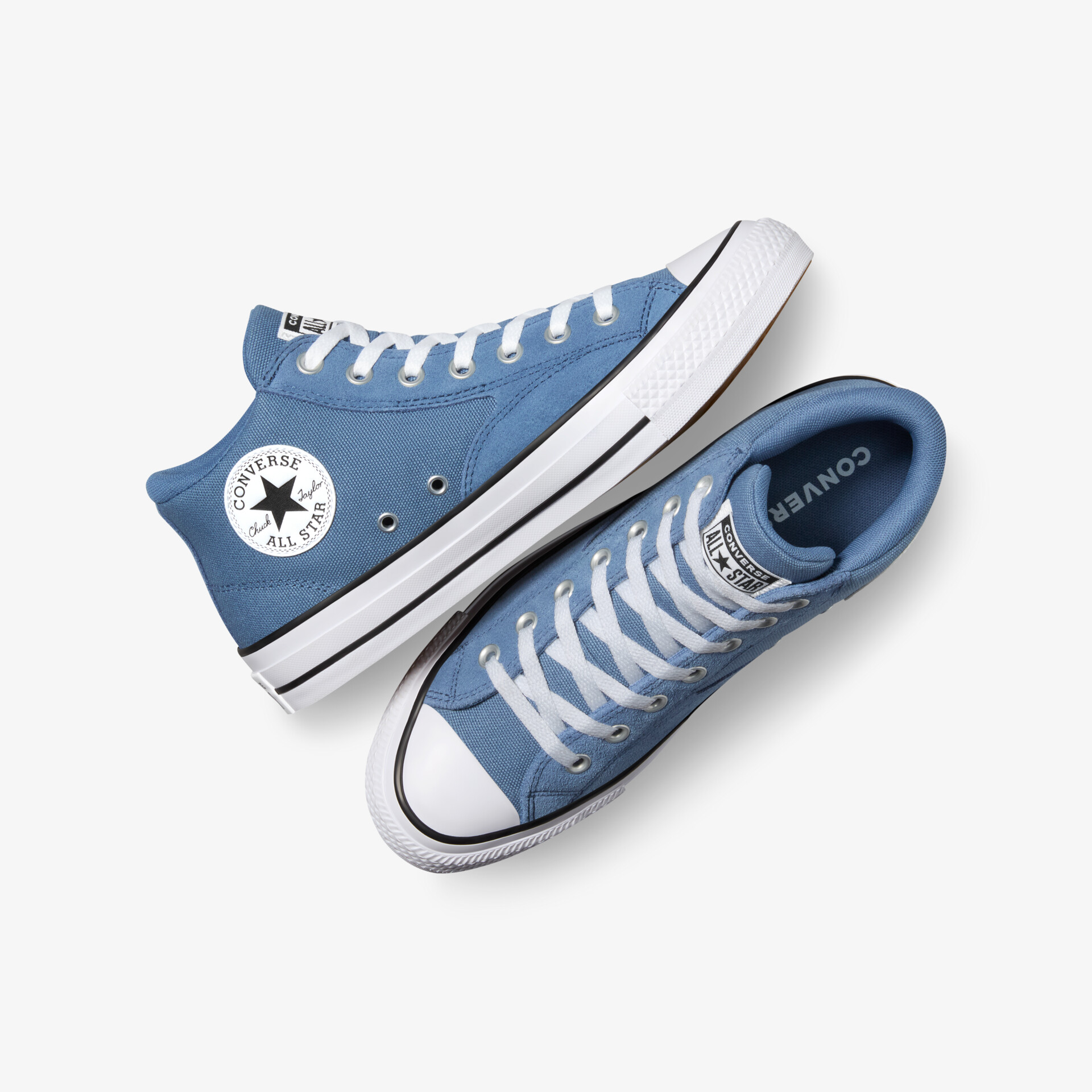 Blaue klassische Sneakers mit weißer Sohle und Schnürung, bequem und robust, seitliche und obere Ansicht