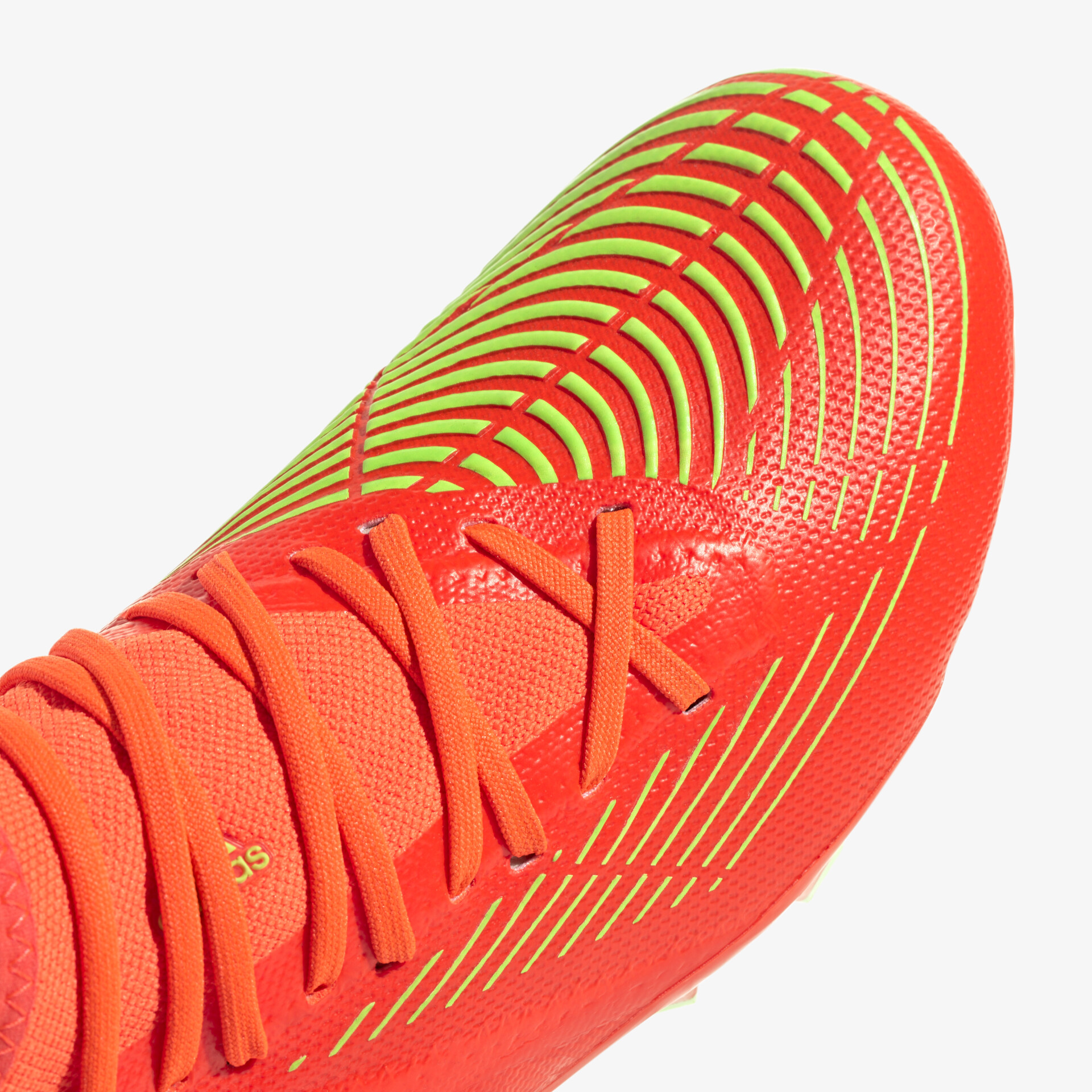 Leichter und dynamischer Fußballschuh mit innovativem Design und hervorragendem Grip in Rot.