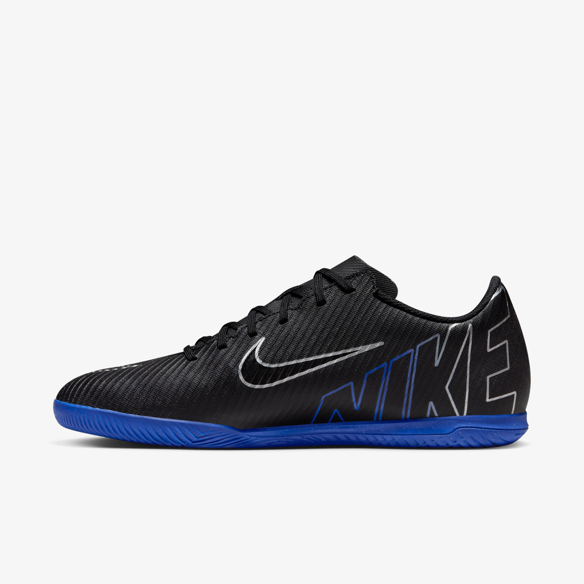 Leichter schwarzer Nike Sportschuh mit blauer Sohle, atmungsaktiv und komfortabel für optimale Performance