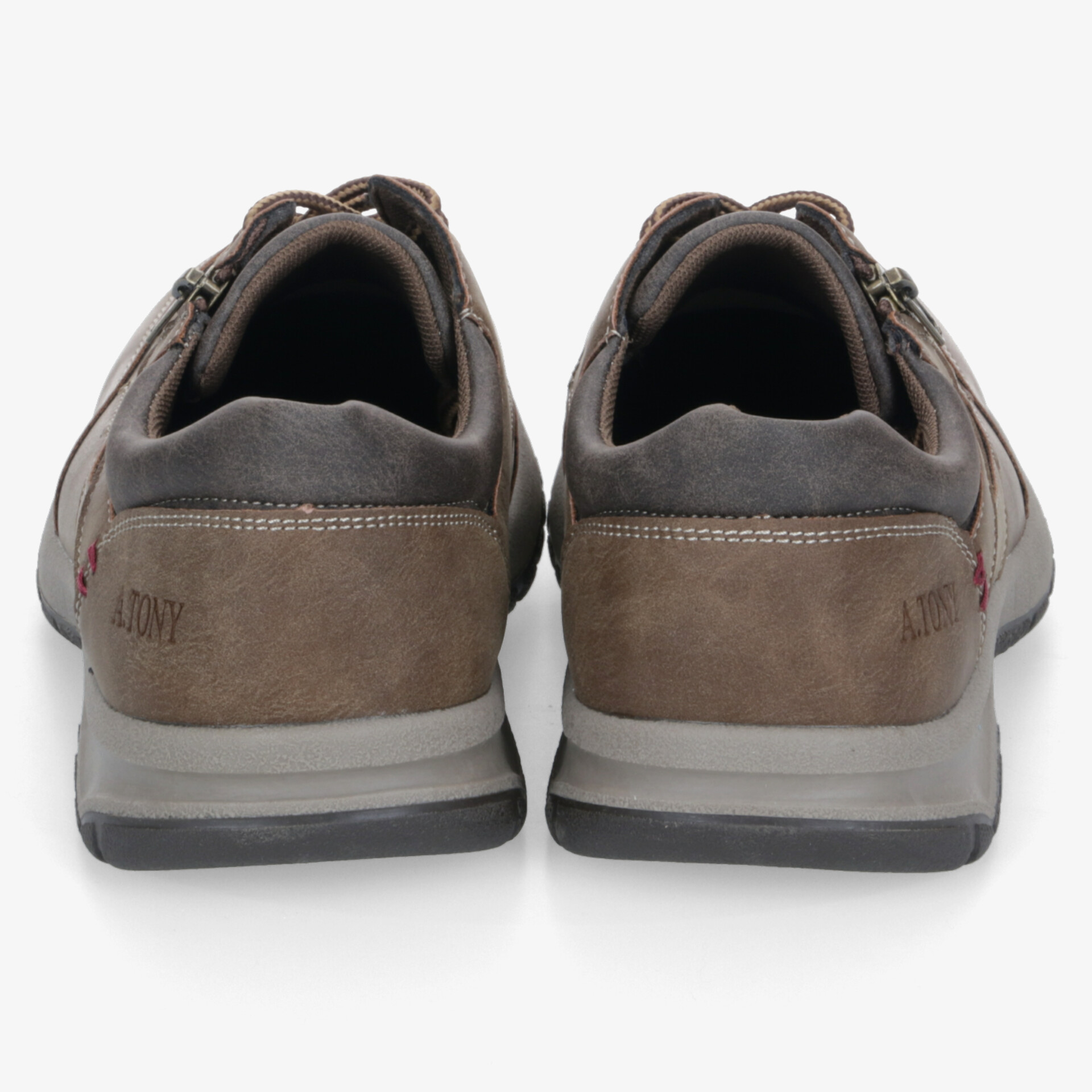 Rückansicht eines robusten, bequemen Schuhs mit hochwertigem Material und rutschfester Sohle für optimalen Tragekomfort