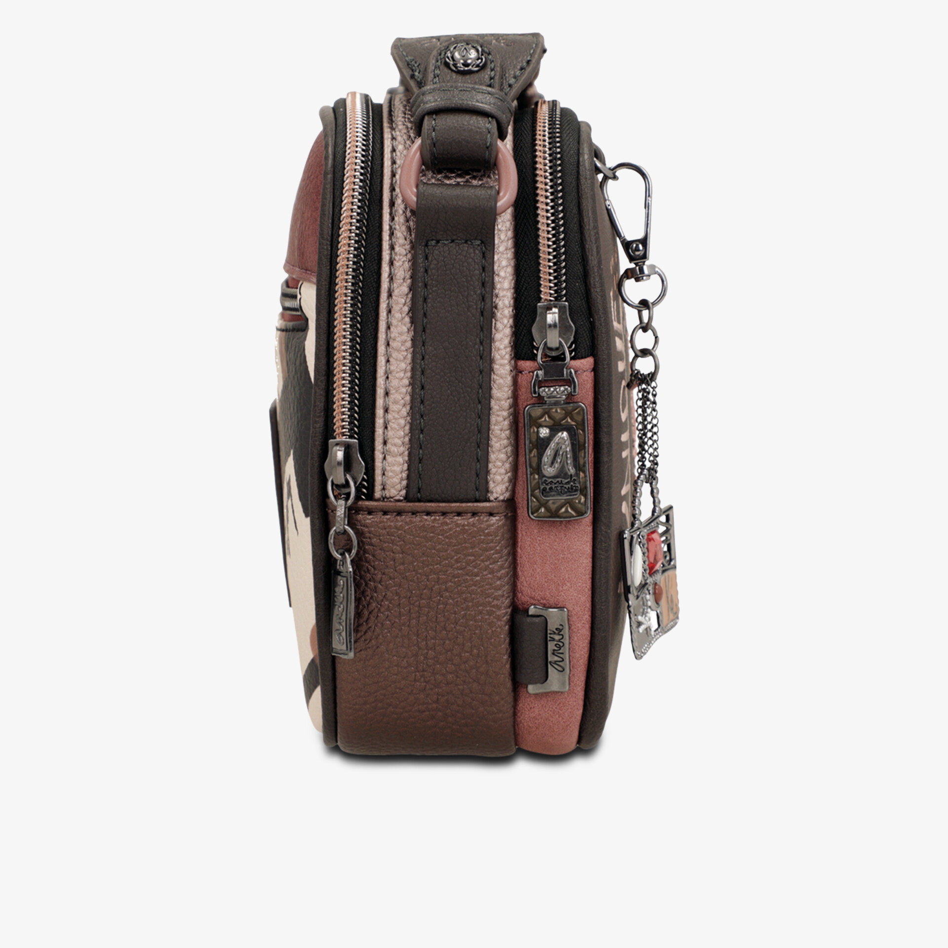 Seitliche Ansicht einer kompakten Tasche mit mehreren Reißverschlüssen und robustem Material