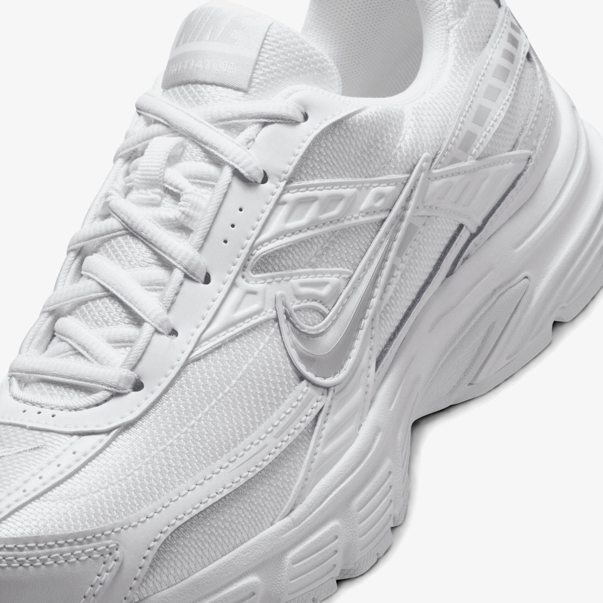 Moderner, strapazierfähiger Sneaker mit bequemer Passform und atmungsaktiven Materialien.