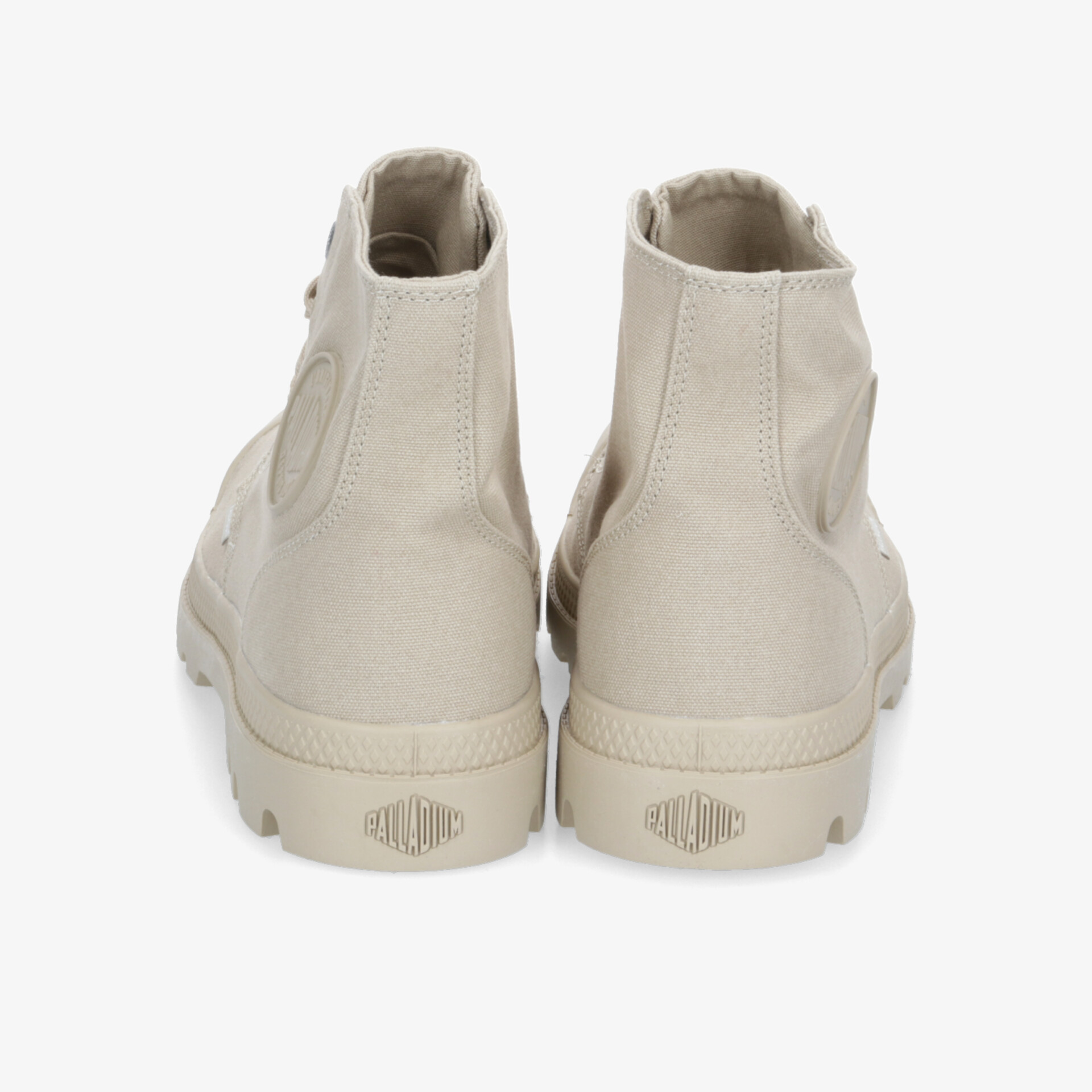 Beige hohe Stiefel mit robuster Sohle, bequemem Design, modern und stilvoll, Rückansicht.