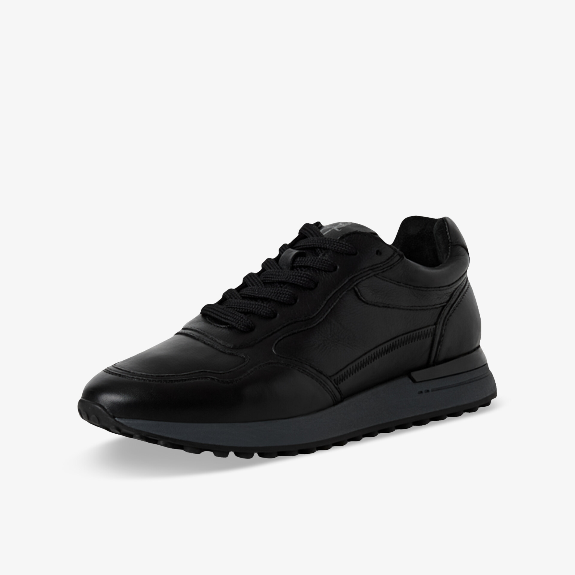 Schwarzer Sneaker seitlich, sportlich und bequem mit robustem Material und rutschfester Profilsohle