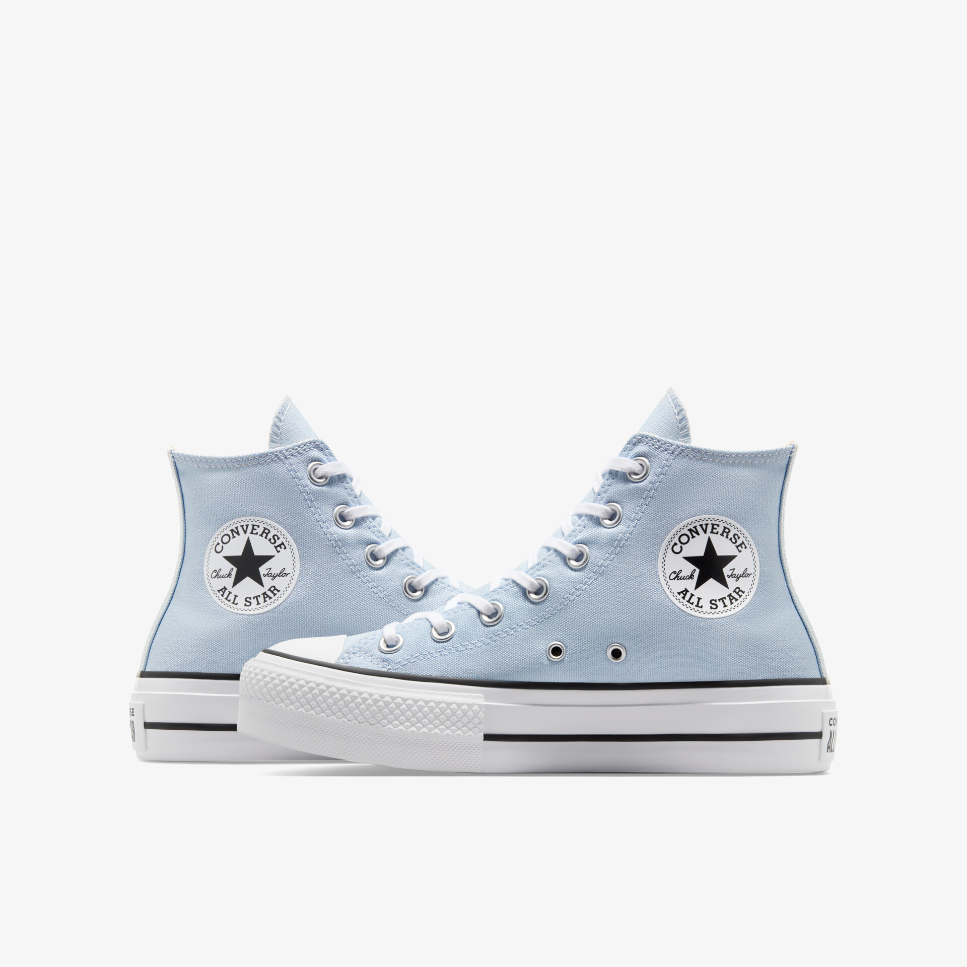 Hellblaue High-Top Turnschuhe im Paar mit klassischem Design und bequemer Gummisohle auf weißem Hintergrund