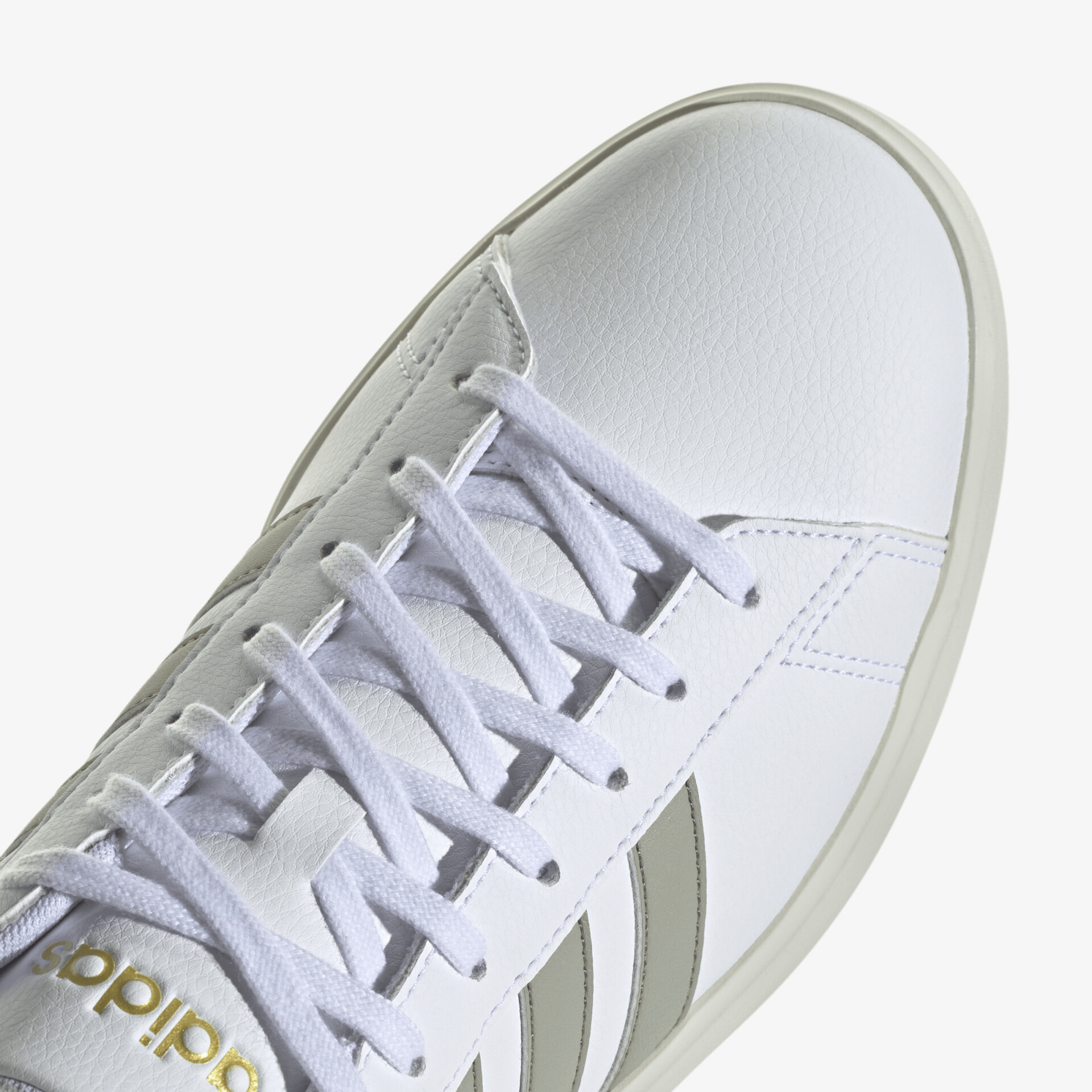 Moderner Sneaker mit hochwertigem Leder und stilvollem Design für höchsten Tragekomfort und Langlebigkeit.