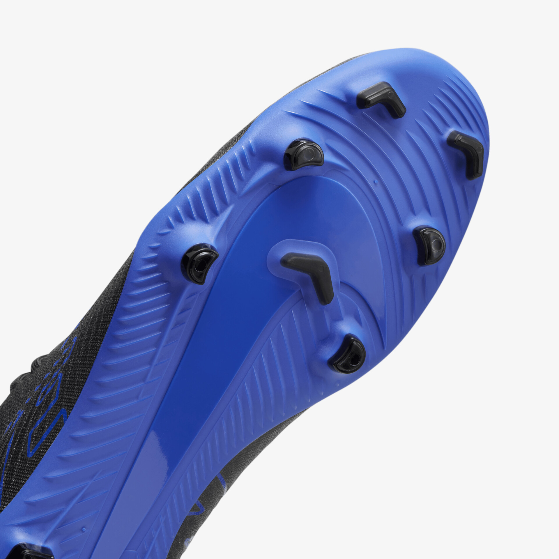 Detailaufnahme der robusten blauen Schuhsohle mit stabilen Profilstollen für optimalen Halt