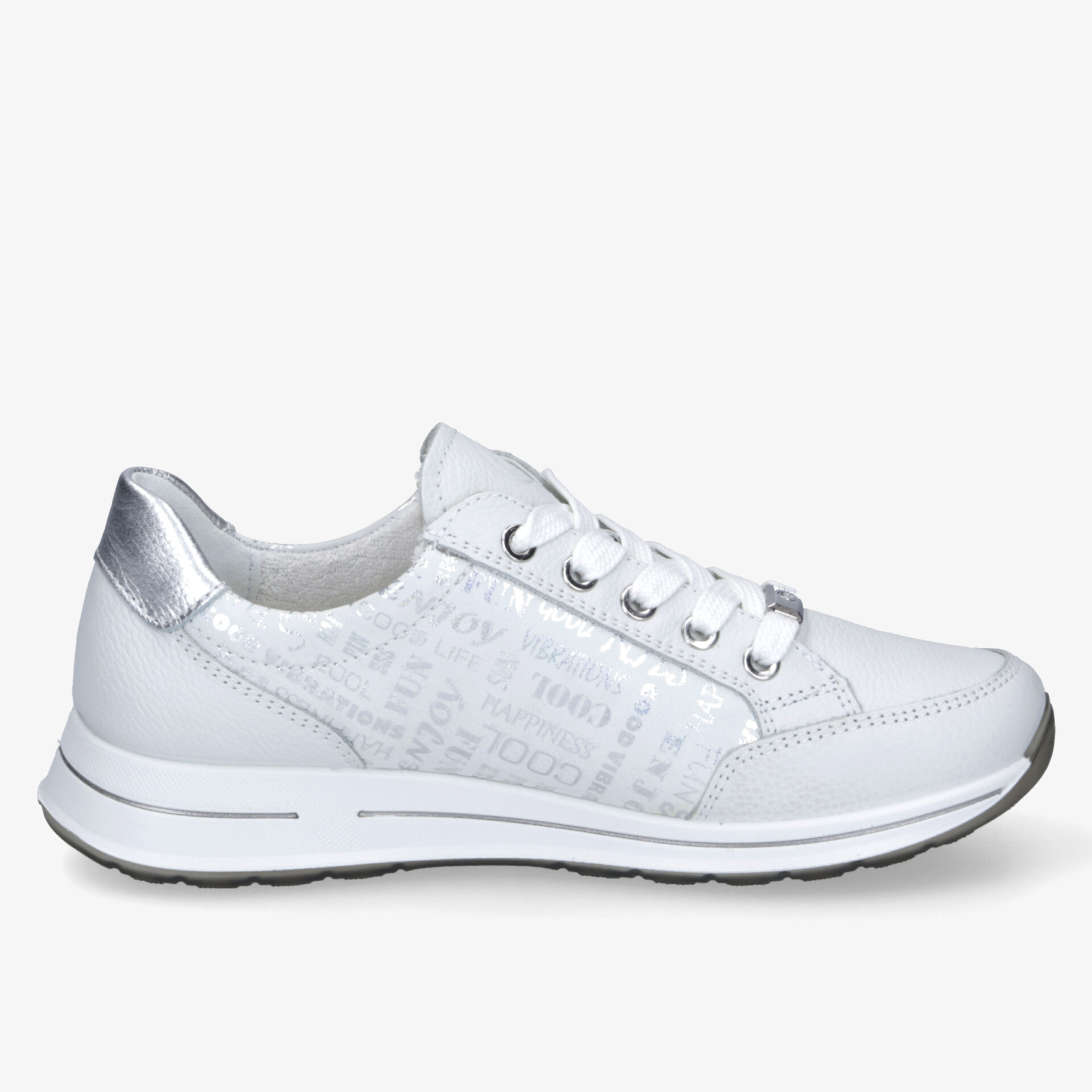 Moderner weißer Sneakerschuh mit silbernen Akzenten, ideal für Freizeit und Alltag, bietet hohen Tragekomfort.