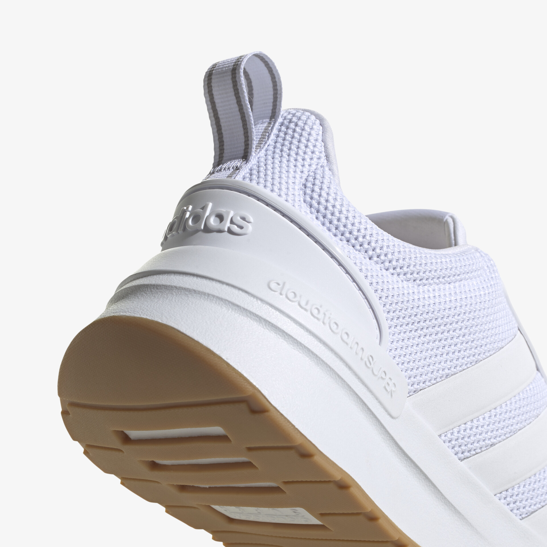 Eleganter Sneaker mit weißem Mesh-Obermaterial und rutschfester Sohle. Ideal für sportliche Aktivitäten.