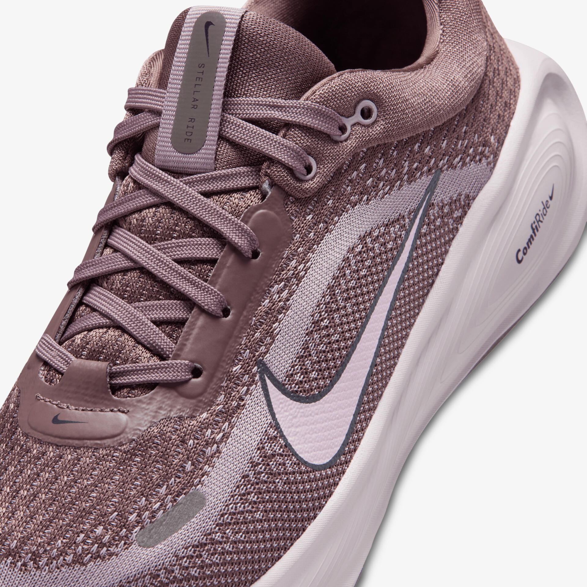 Sportlicher Schuh mit atmungsaktivem Material und bequemer Sohle, ideal für täglichen Komfort.