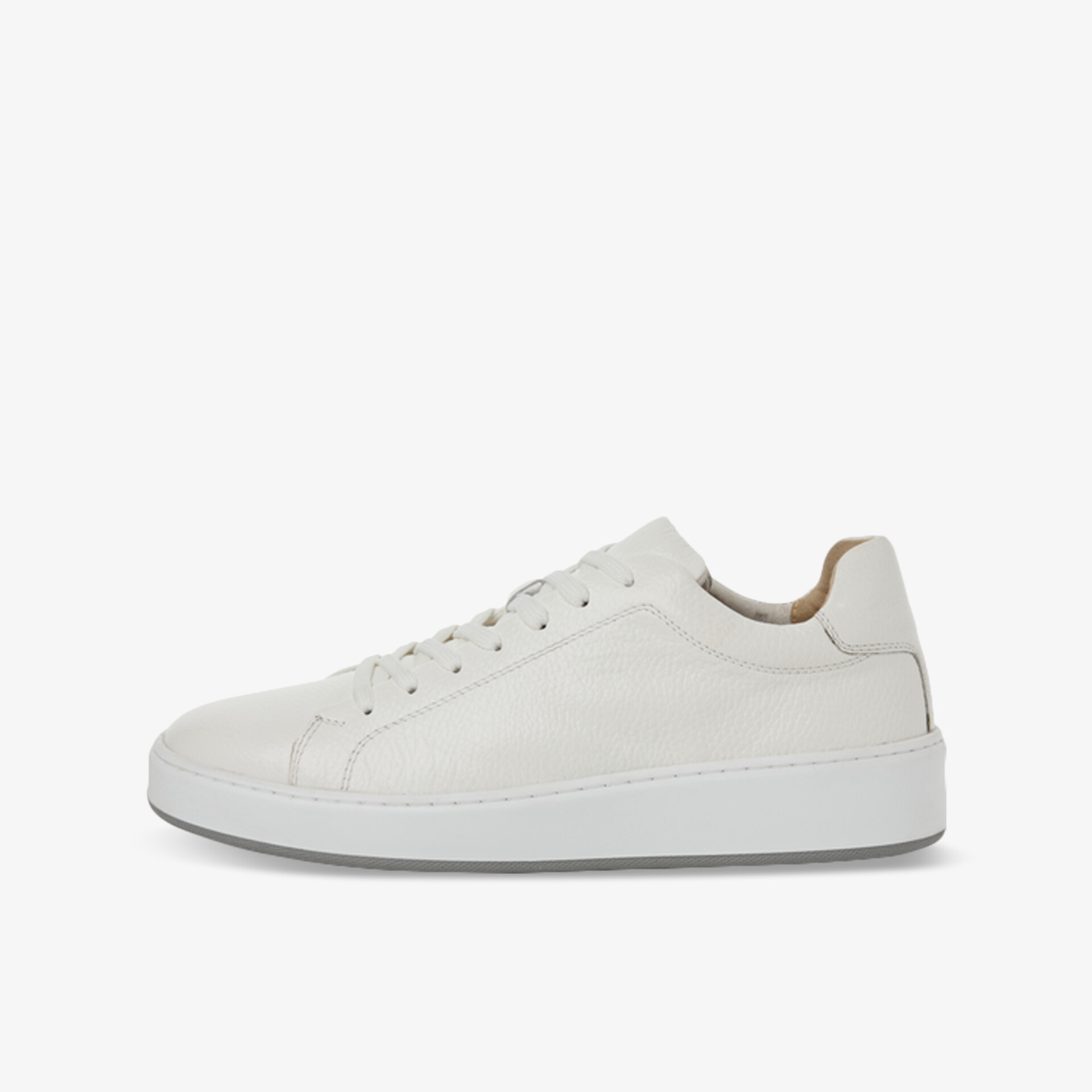 Weißer Sneaker in klarer Seitenansicht, sportliches Design mit flacher, bequemer Sohle und klassischen Schnürsenkeln