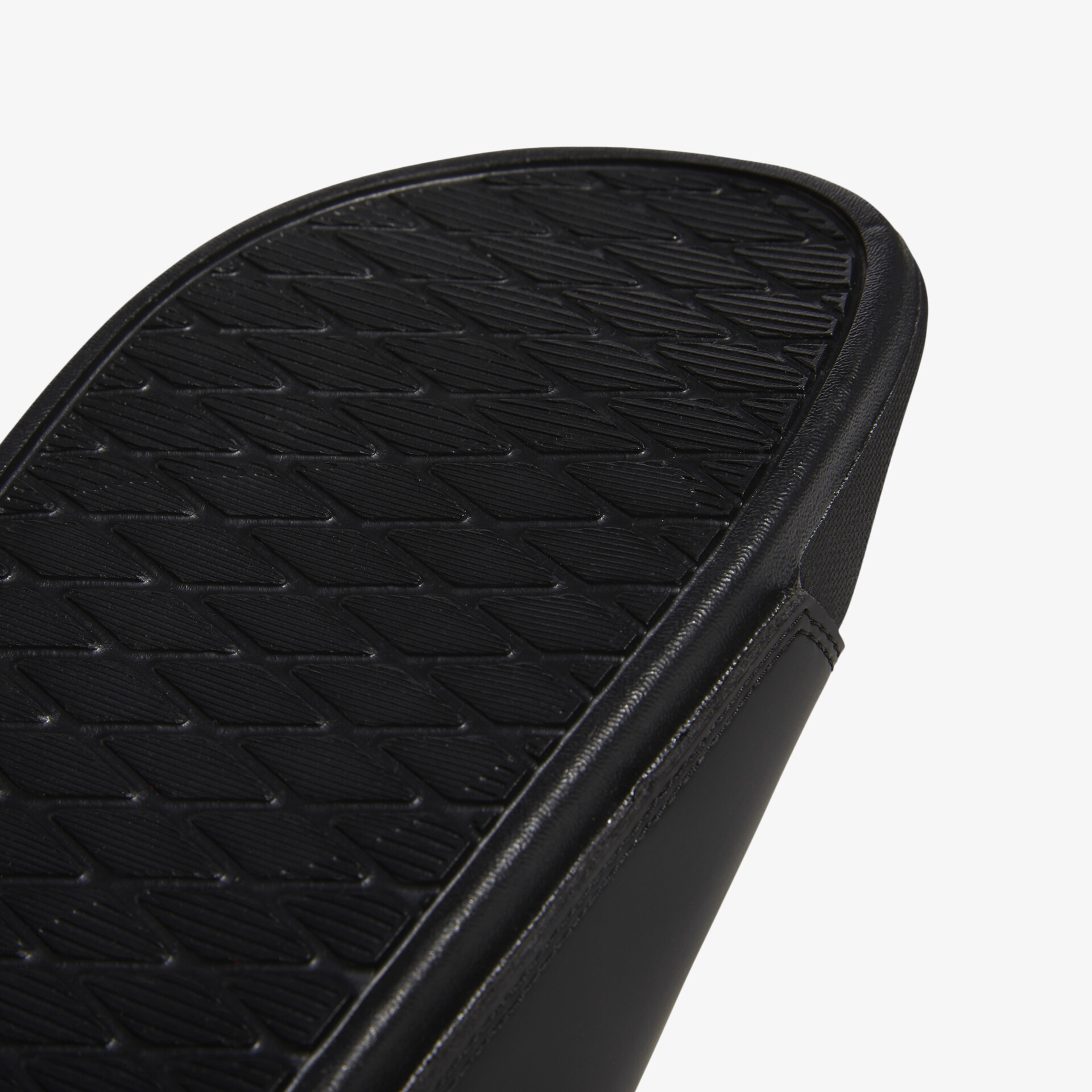 Details der rutschfesten schwarzen Schuhsohle mit robustem Profil für sicheren Halt und langlebigen Komfort