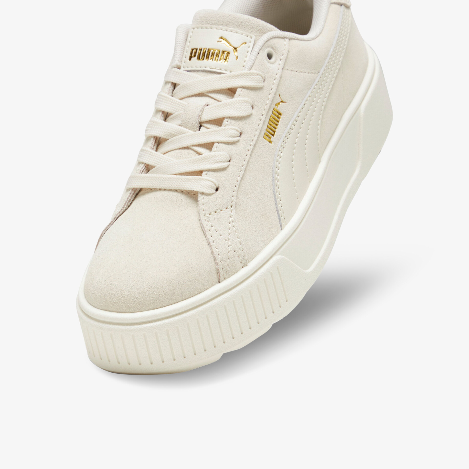 Moderner beiger Sneaker mit eleganter Plateausohle und goldenen Akzenten für perfekten Alltag und Stil.