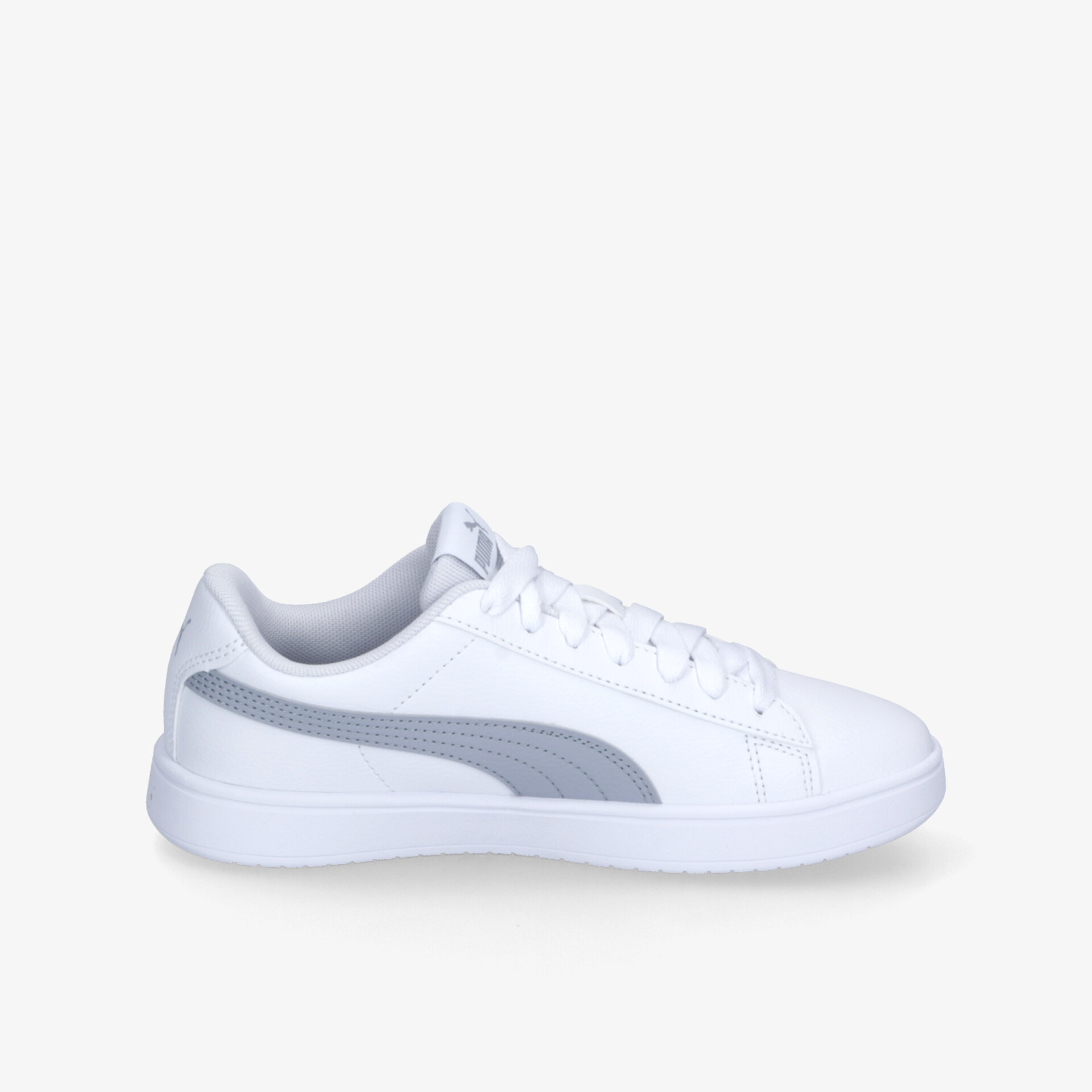 Seitliche Ansicht eines weißen sportlichen Sneakers mit leichtem Design und gepolstertem Kragen.