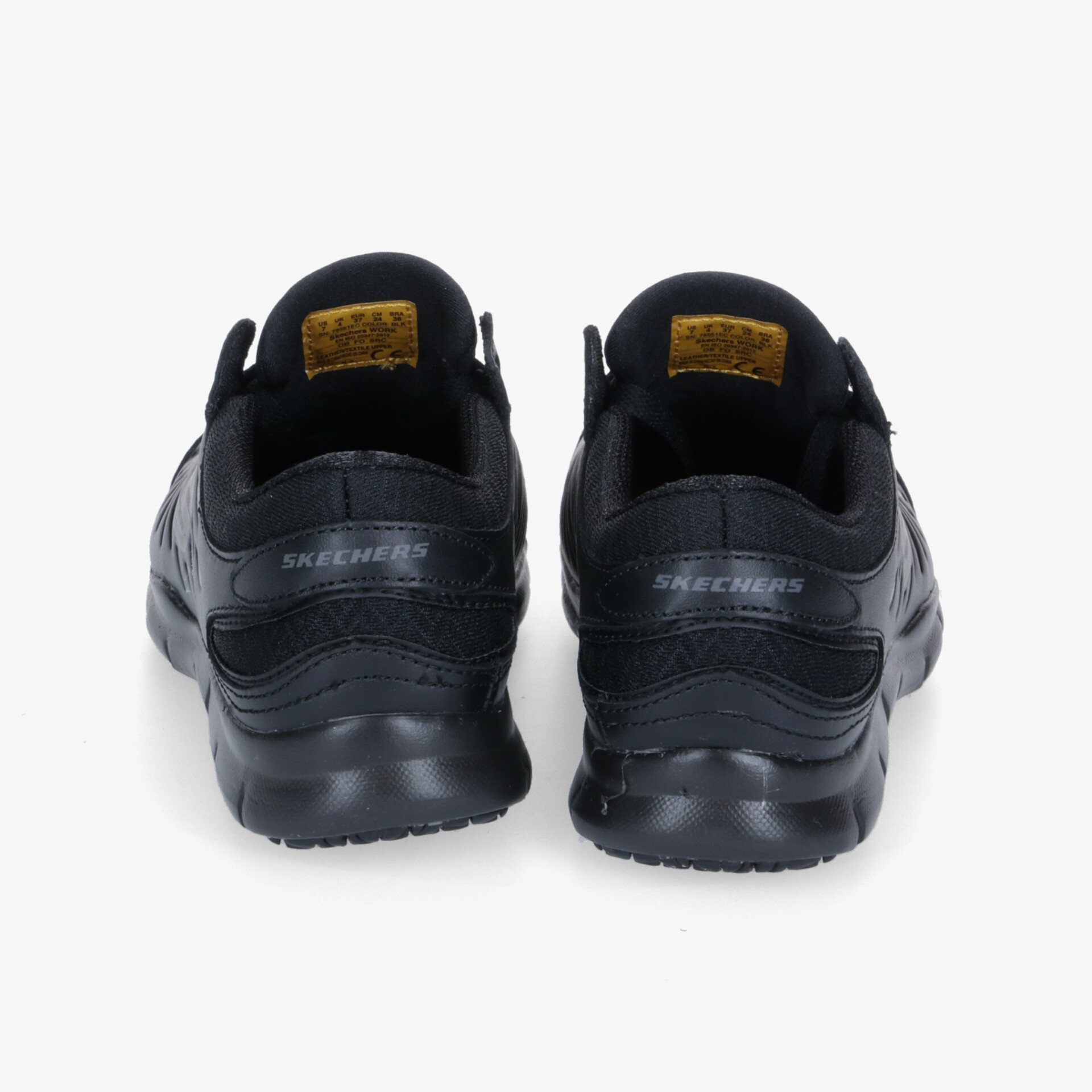 Schwarze Sneaker von hinten mit gepolstertem Kragen und rutschfester Sohle für optimalen Komfort.