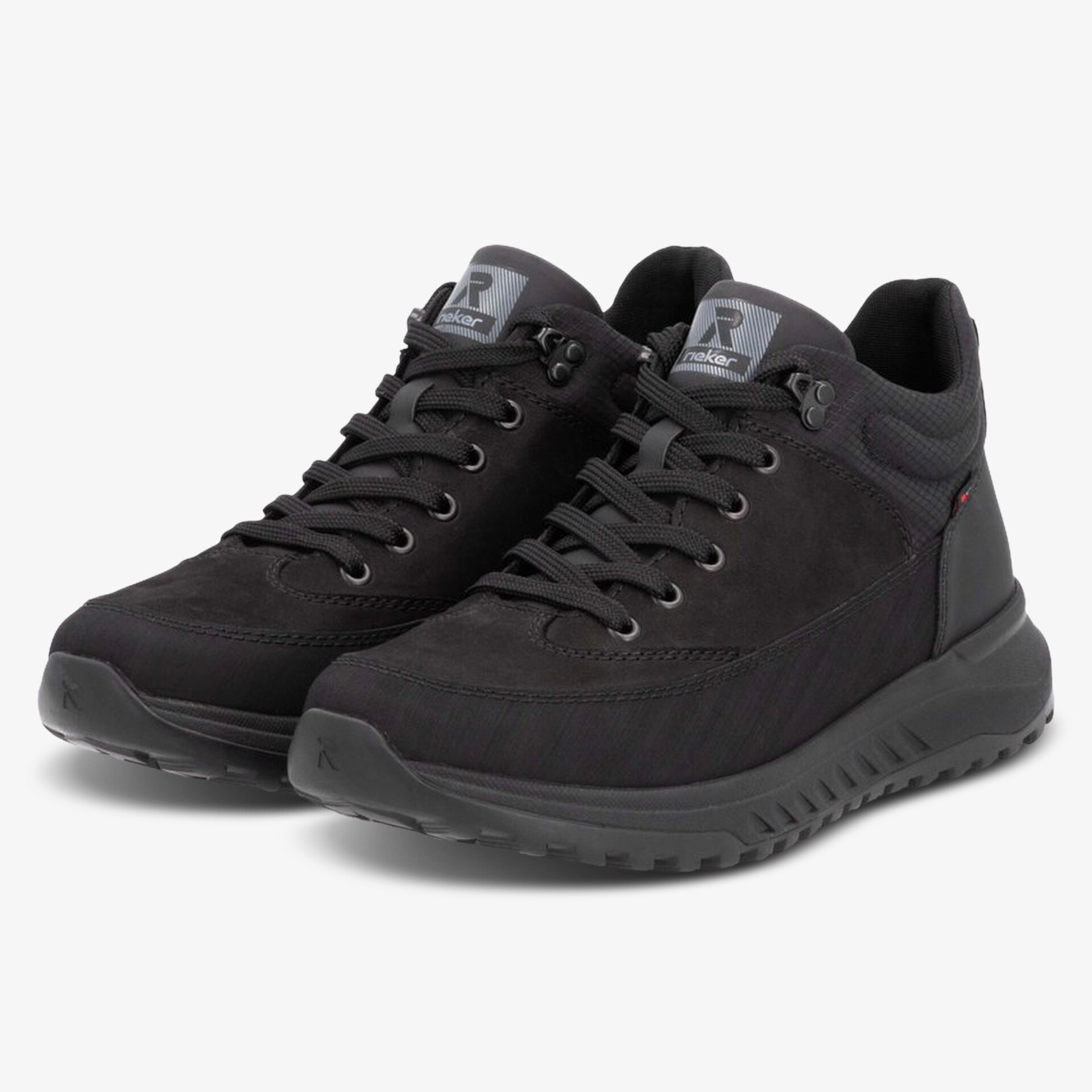 Schwarze Schuhe mit robuster Sohle, sportlichem Design und bequemer Passform, ideal für den Alltag