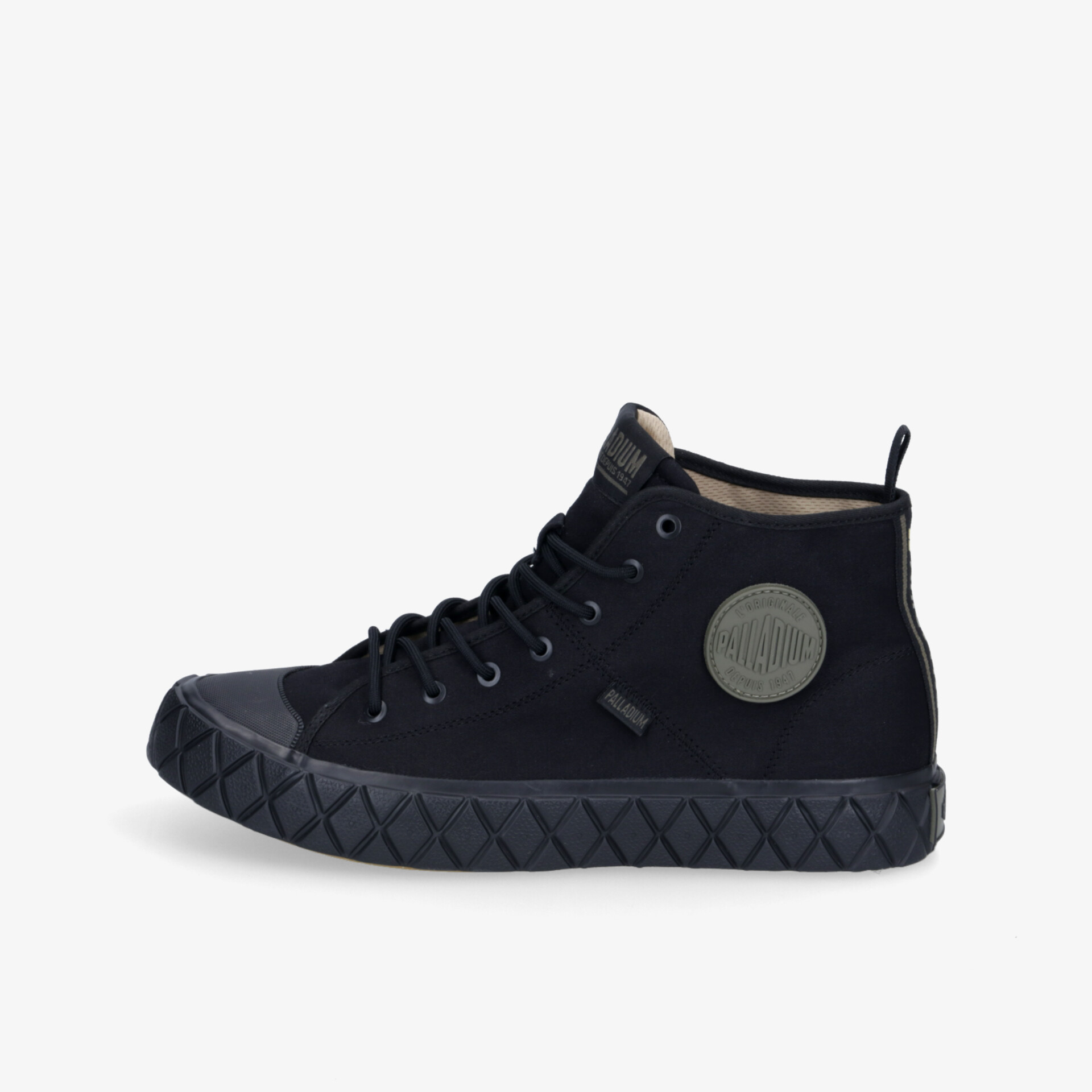 Moderner schwarzer Sneaker mit stilvollem Design und robuster Sohle für vielseitigen Einsatz