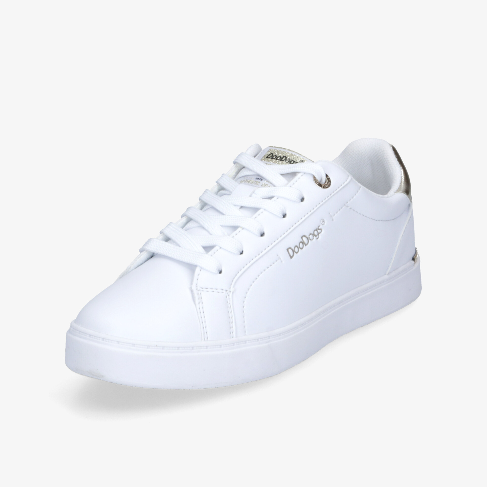 Moderner weißer Sneaker in schräger Vorderansicht mit glatter Oberfläche und seitlicher Logoprägung