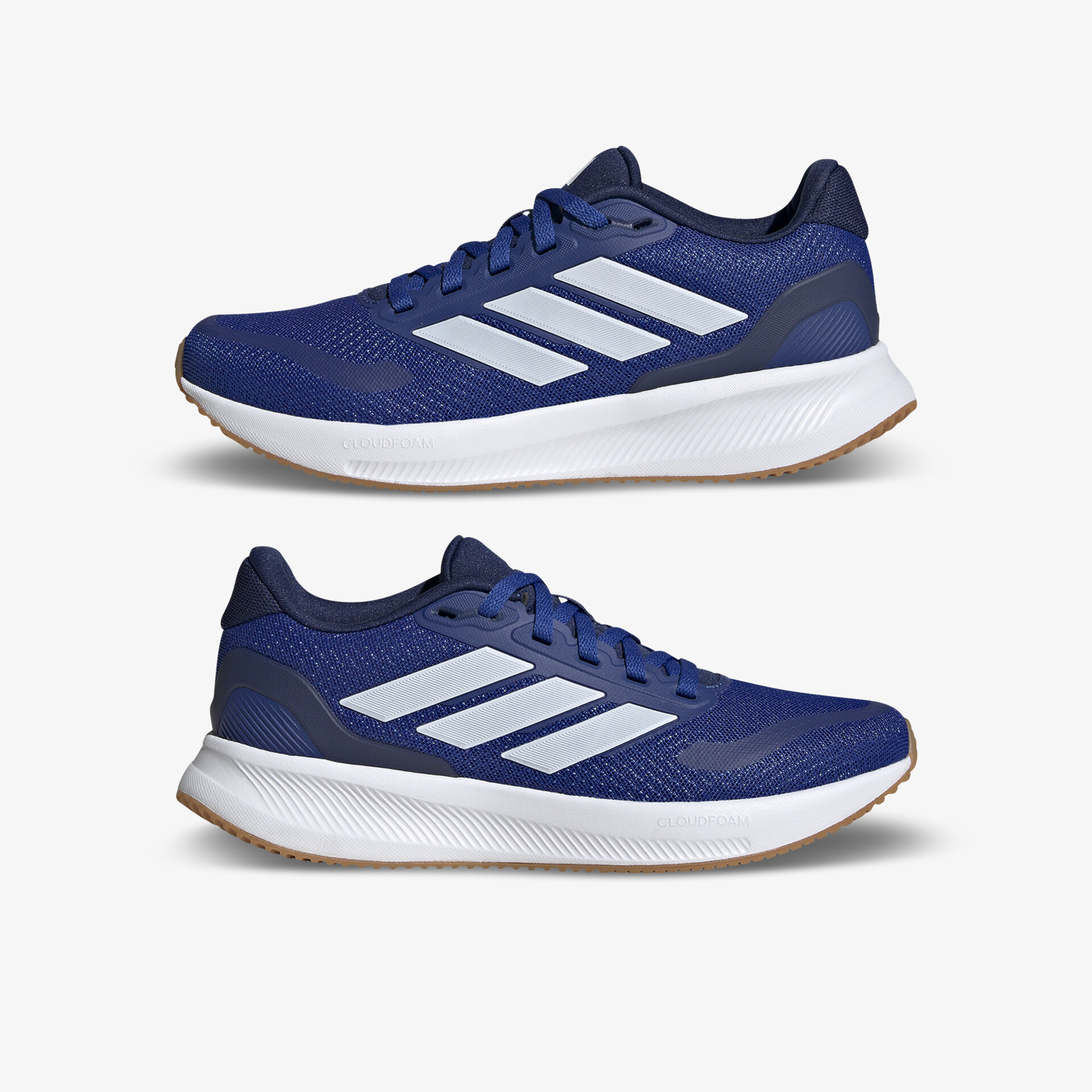 Leichter blauer Laufschuh mit weißer Sohle und drei Streifen in klarer Seitenansicht als Paar abgebildet