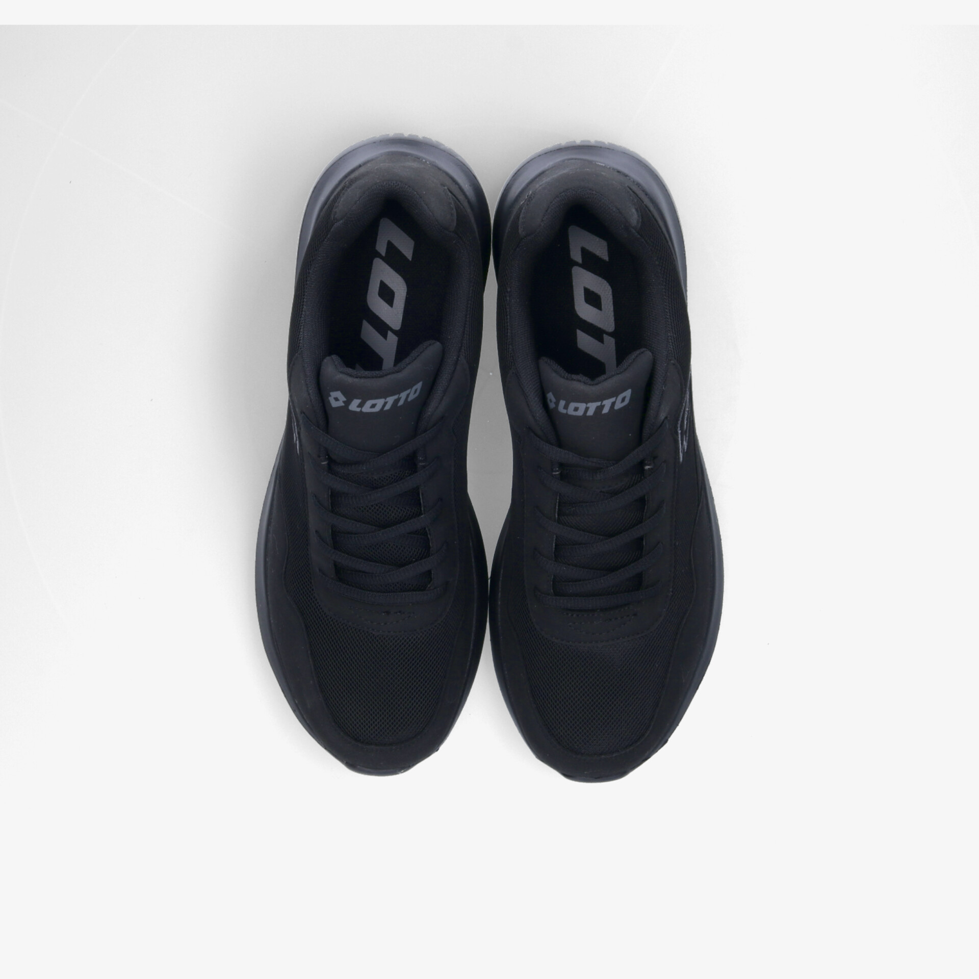 Schwarzes Sneaker-Paar in Draufsicht, leichtes und bequemes Design mit atmungsaktivem Material und moderner Optik