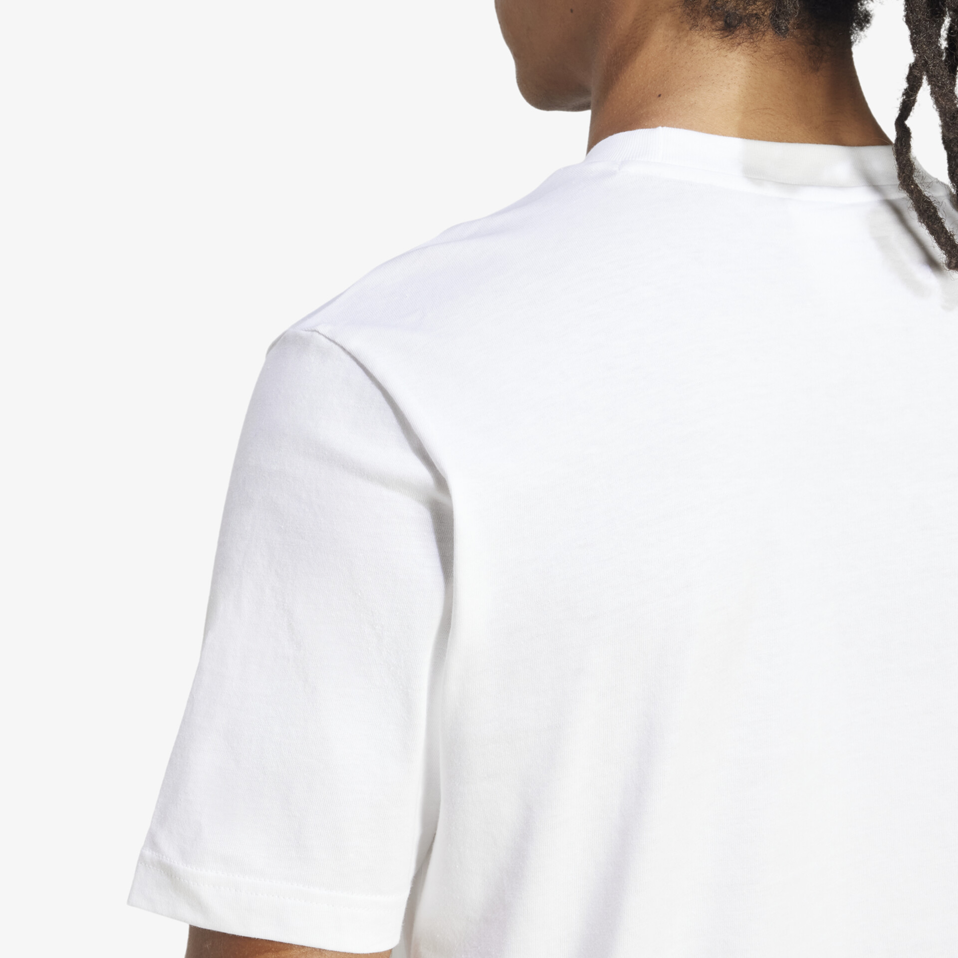 Detailaufnahme eines weißen Kurzarm-Shirts aus Baumwolle, Rückseite sichtbar, schlicht und komfortabel