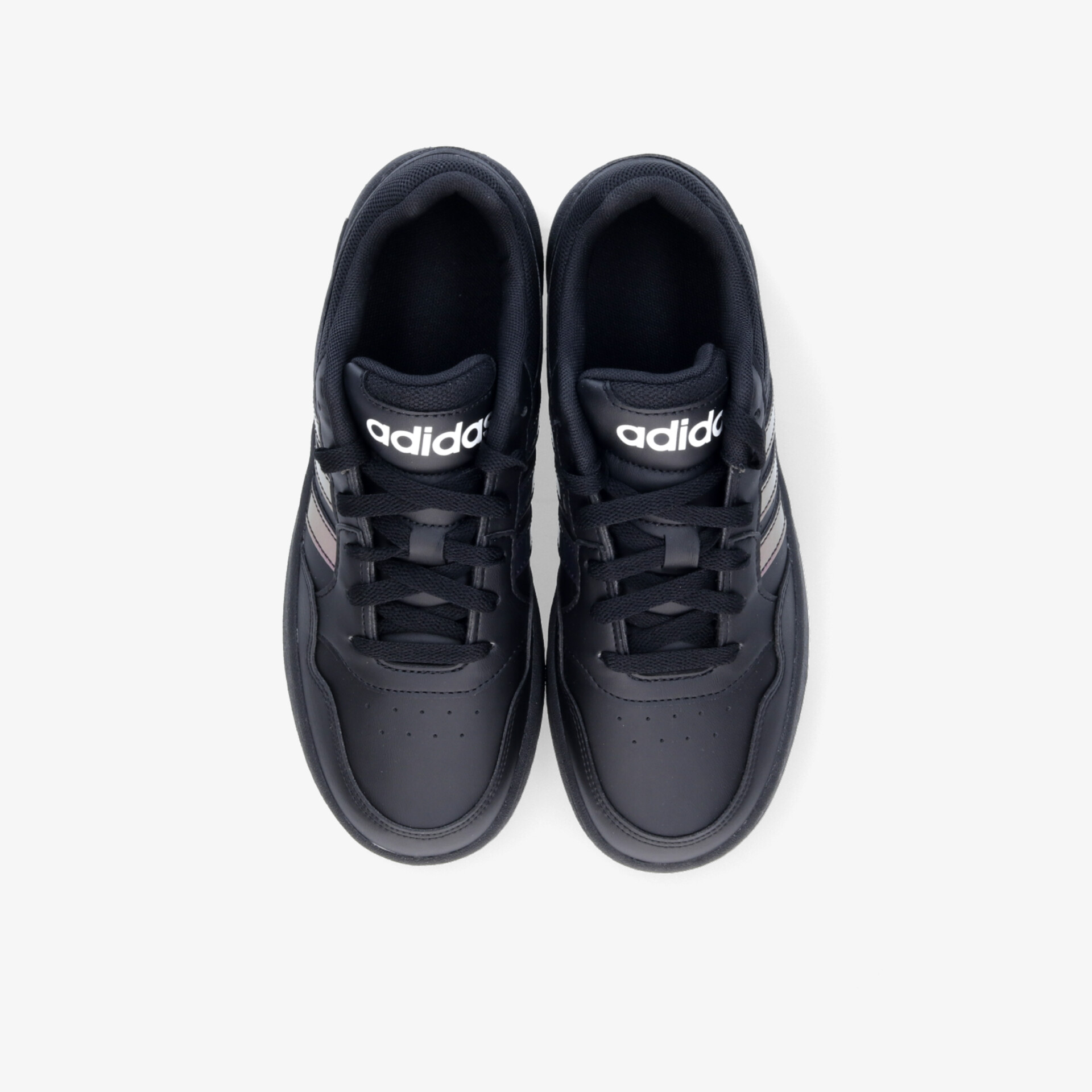 Bequemes schwarzes adidas Sneaker-Paar mit gepolstertem Schaft, langlebigem Material und sportlichem Design