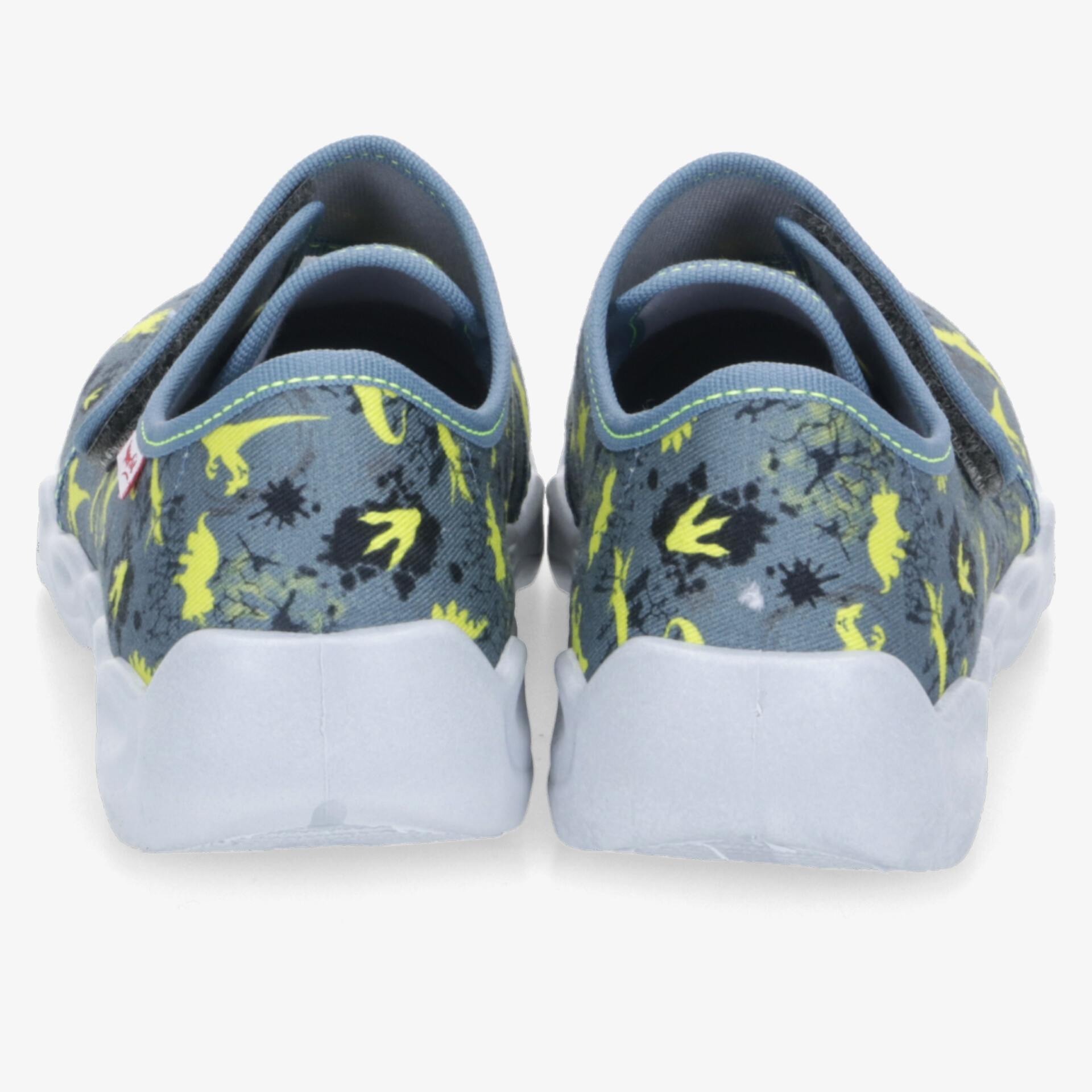 Robuste Sportschuhe mit rutschfester Sohle und bequemem, atmungsaktivem Obermaterial, hinten gezeigt, modernes Muster