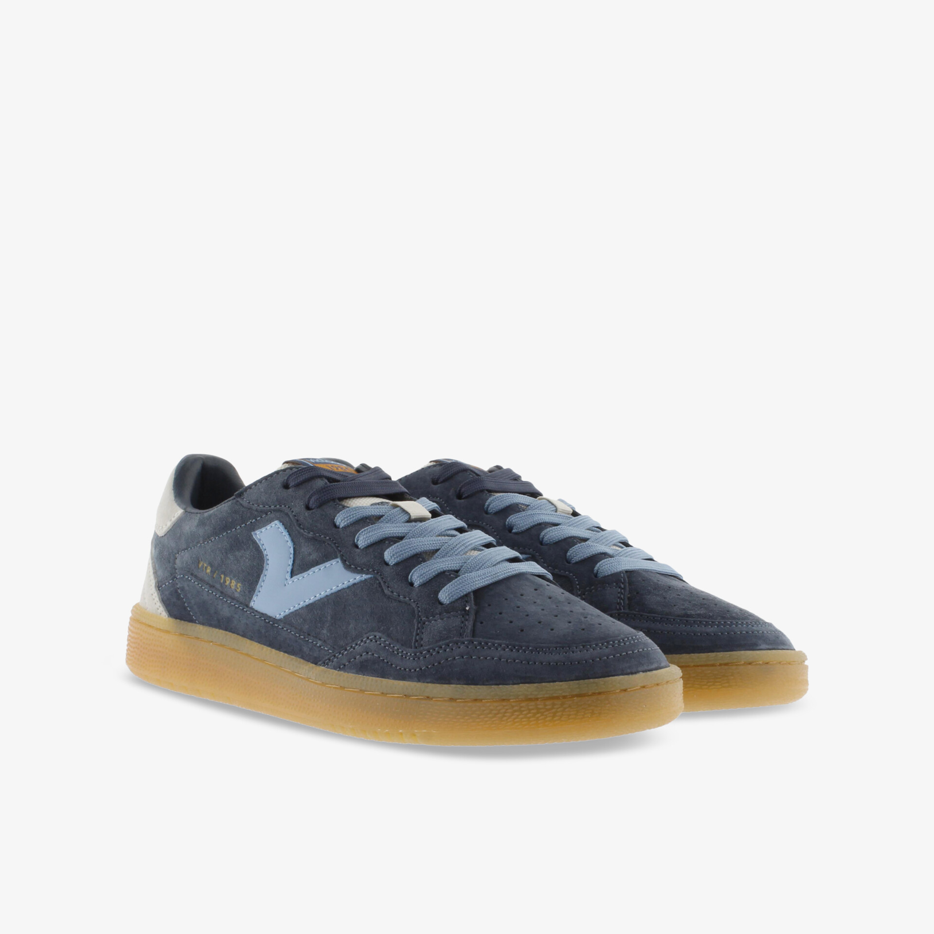 Sportlicher Schuh mit robuster Gummisohle und komfortabler Passform, geeignet für vielseitigen Einsatz