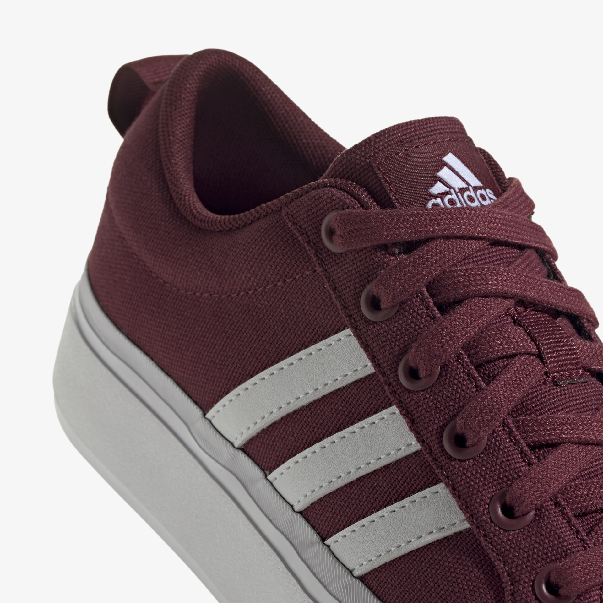 Moderner Freizeitschuh, bequemes Design mit rutschfester Sohle in trendigem Burgunderrot.