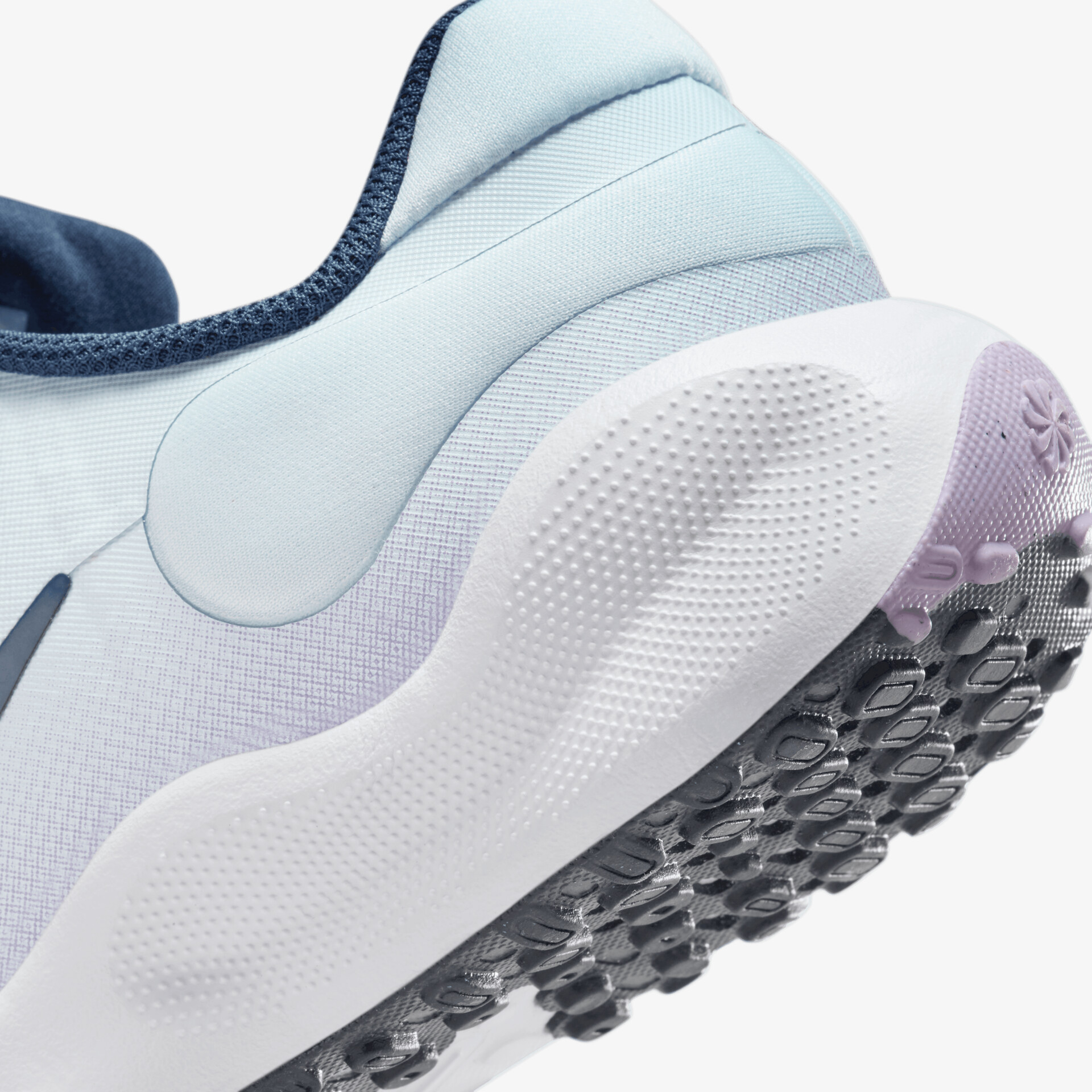 Detailaufnahme eines sportlichen Laufschuhs mit atmungsaktivem, leichtem Material und dämpfender Sohle