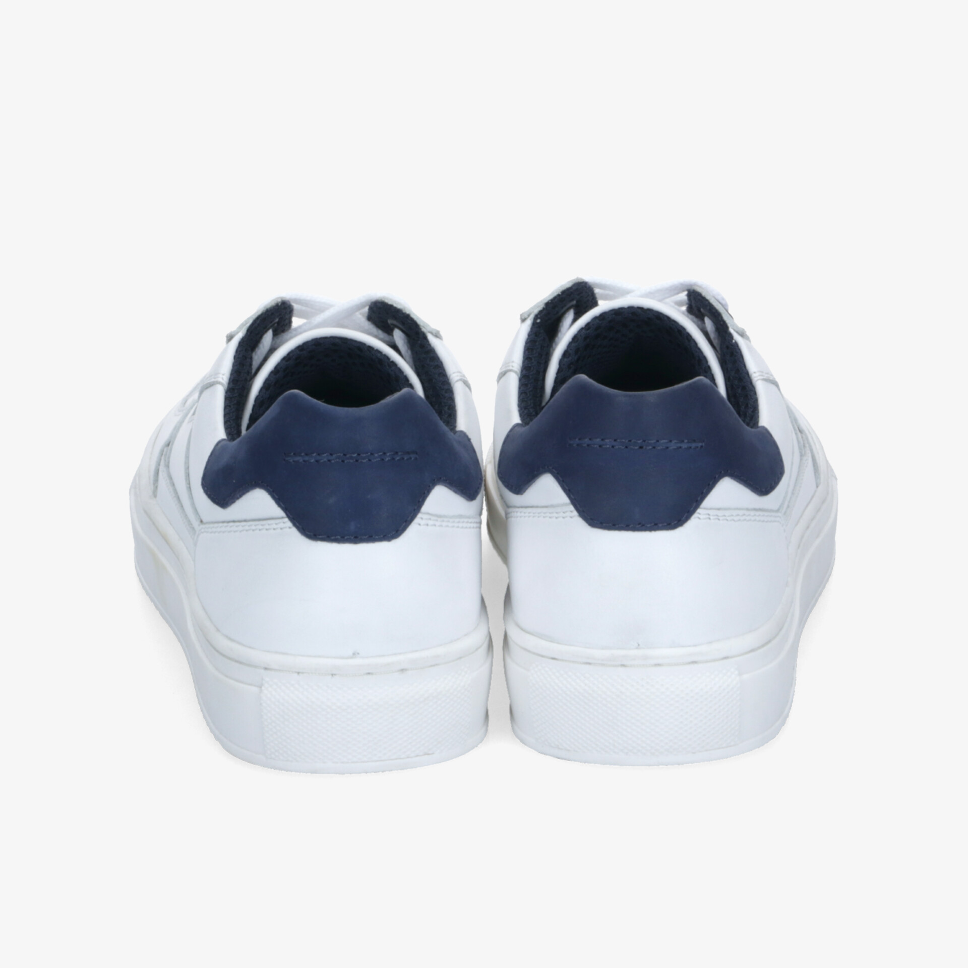 Weiße Sneaker mit marineblauen Details in stabiler Ausführung, Rückansicht zeigt bequeme Passform und sportlichen Stil