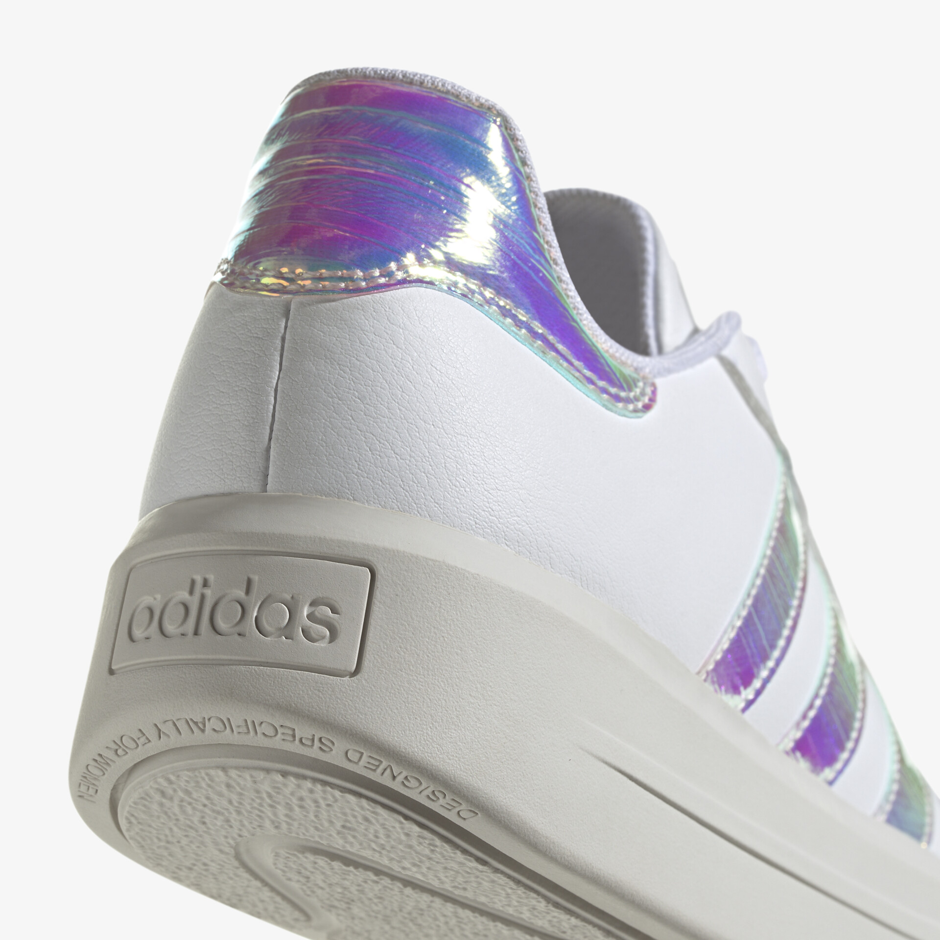 Adidas Schuh mit schimmerndem Fersendetail und klassischen Streifen, ideal für sportlichen und modischen Look.