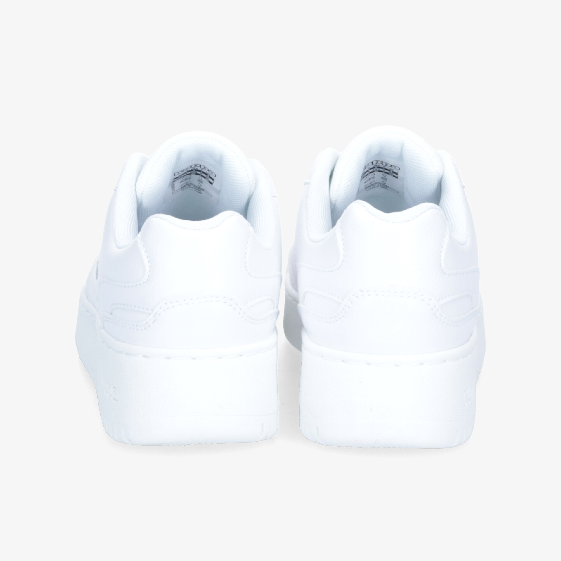 Weiße Sneakers von hinten, perfekt für sportlichen Stil und Alltag, mit modernem Design und hohem Tragekomfort.