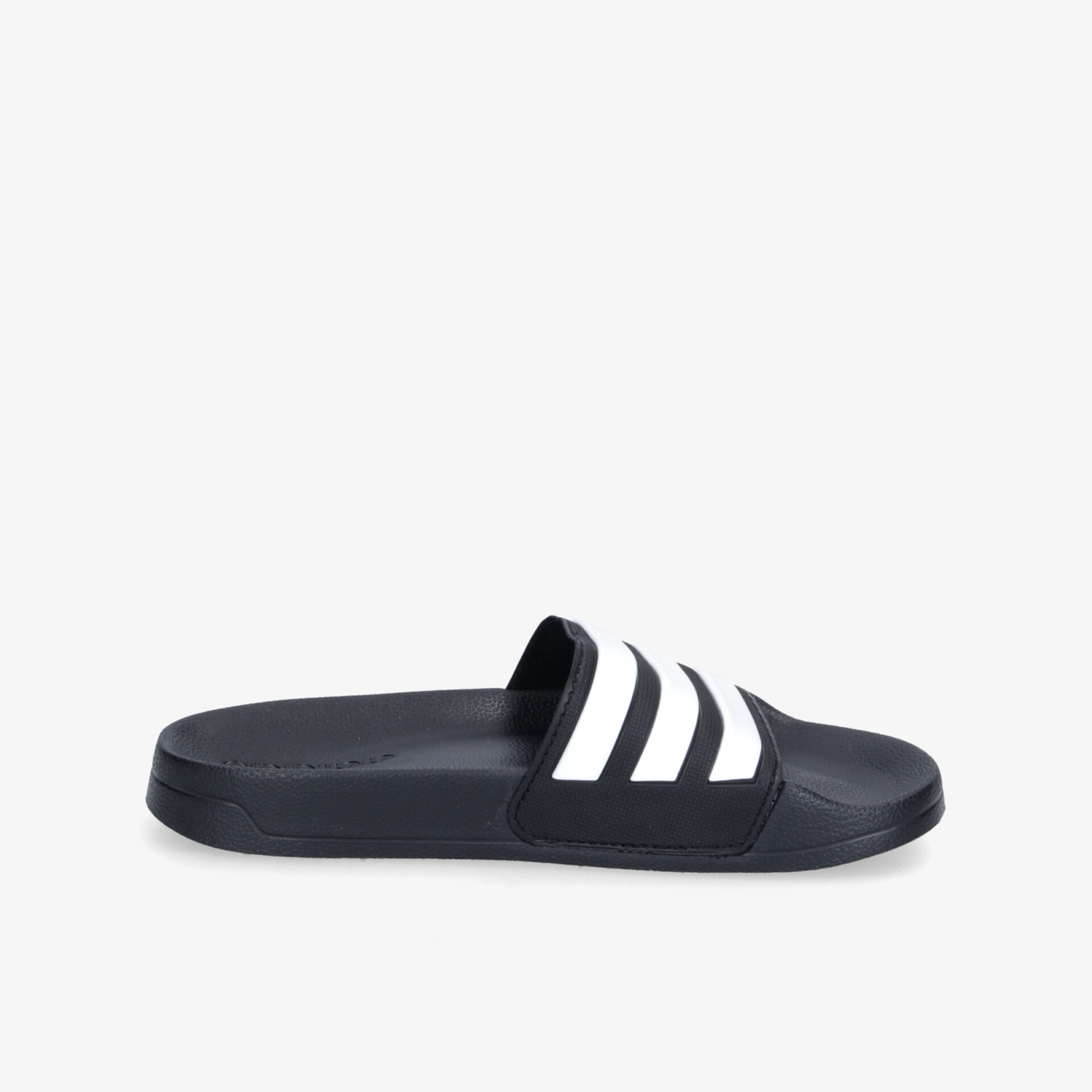 Klassische Badelatsche in Schwarz mit ikonischen weißen Streifen, ideal für Freizeit und Komfort.