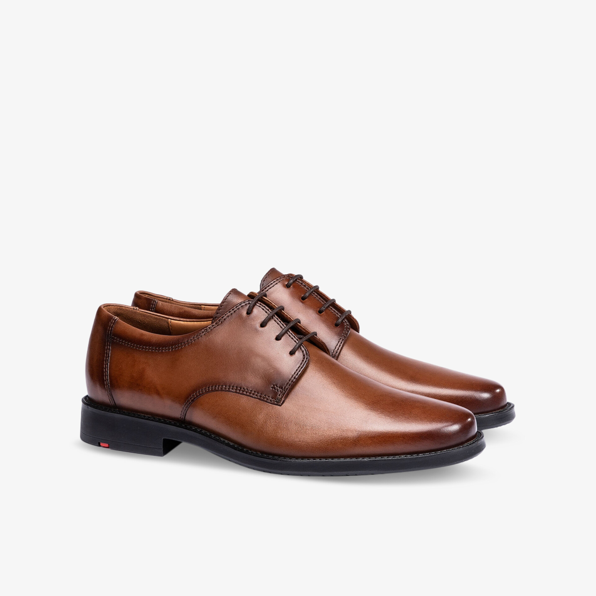 Elegantes Paar brauner Lederschuhe mit schnürbarem Design und glattem Finish, ideal für formelle Anlässe