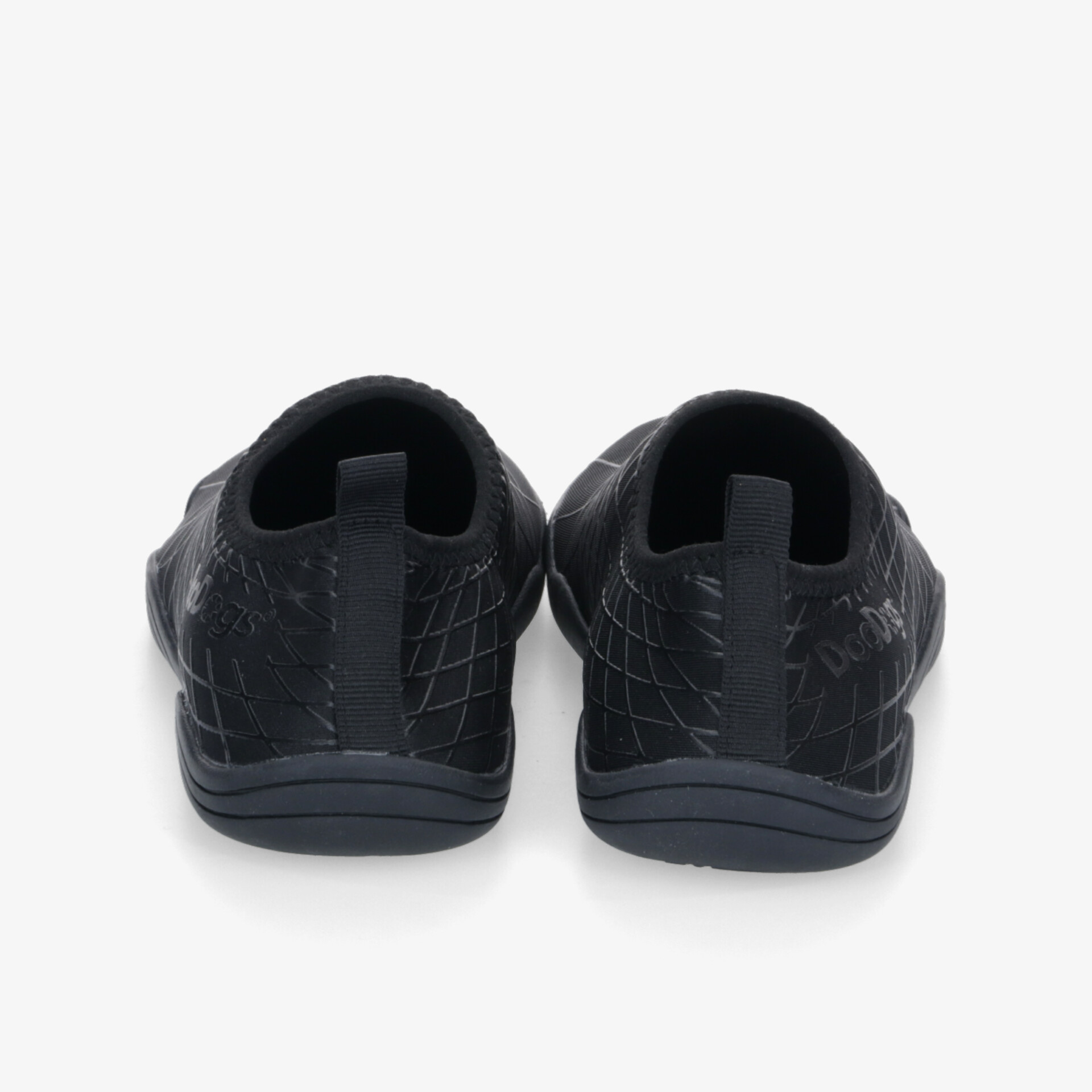 Rückansicht von zwei schwarzen sportlichen Schuhen mit rutschfester Sohle und flexiblem Material