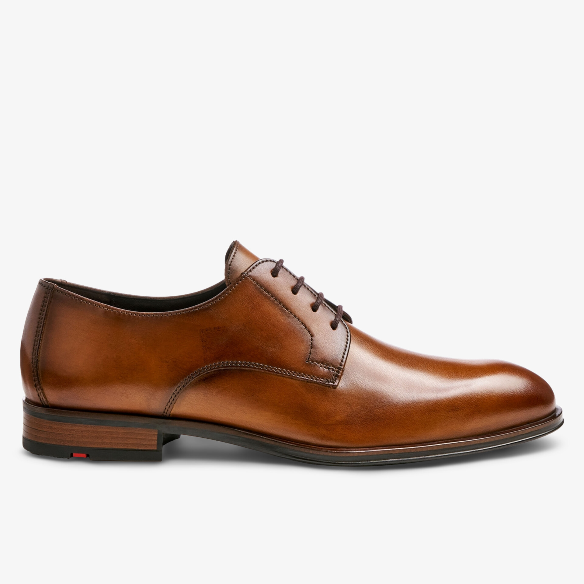 Eleganter brauner Lederschuh mit glänzendem Finish und klassischer Schnürung, klar seitlich sichtbar