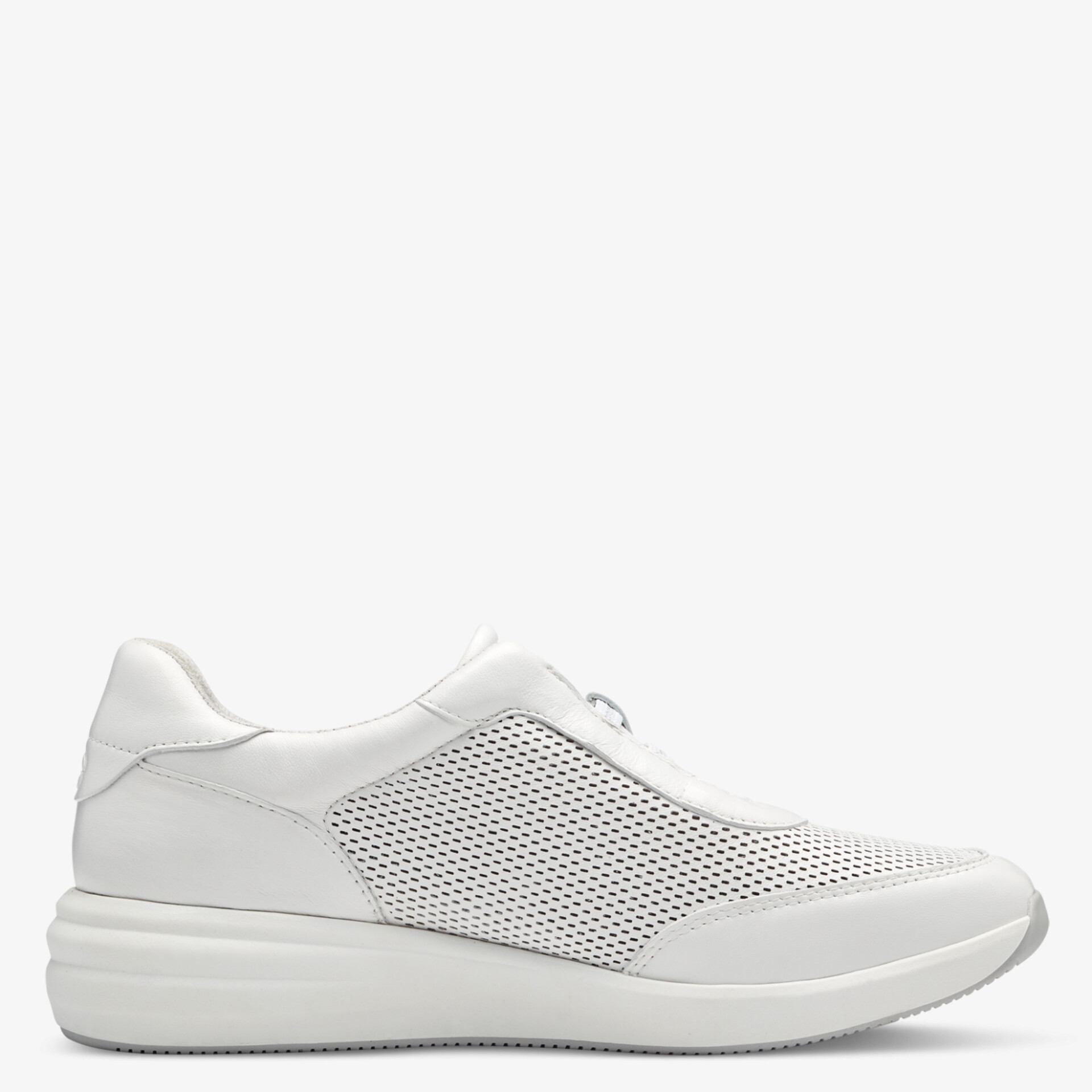 Leichter weißer Sneaker mit atmungsaktivem Material und rutschfester Sohle in klarer Seitenansicht