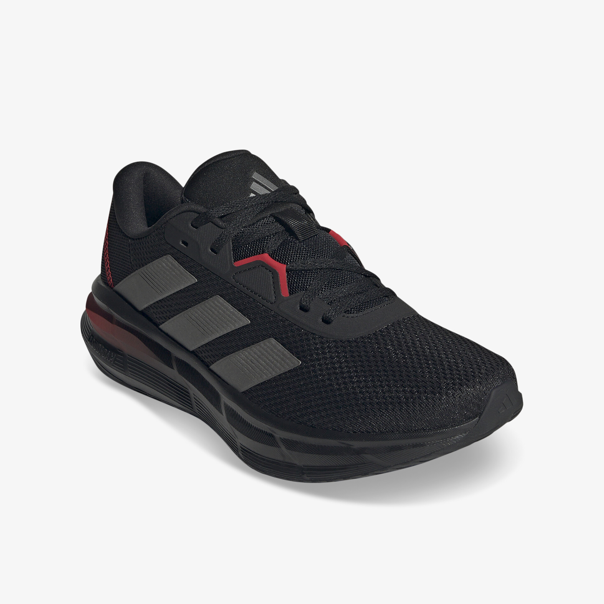 Sportlicher schwarzer Laufschuh mit atmungsaktivem Material und stoßdämpfender Sohle, schräg vorne