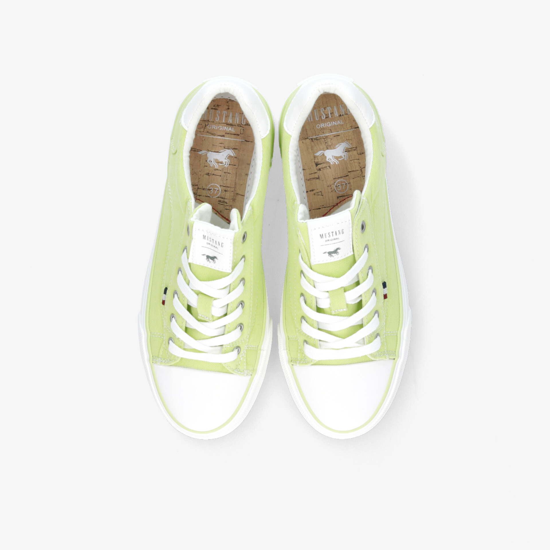 Paar grüne Sneaker mit weißen Sohlen und Schnürsenkeln, bequeme und modische Freizeitschuhe in Draufsicht