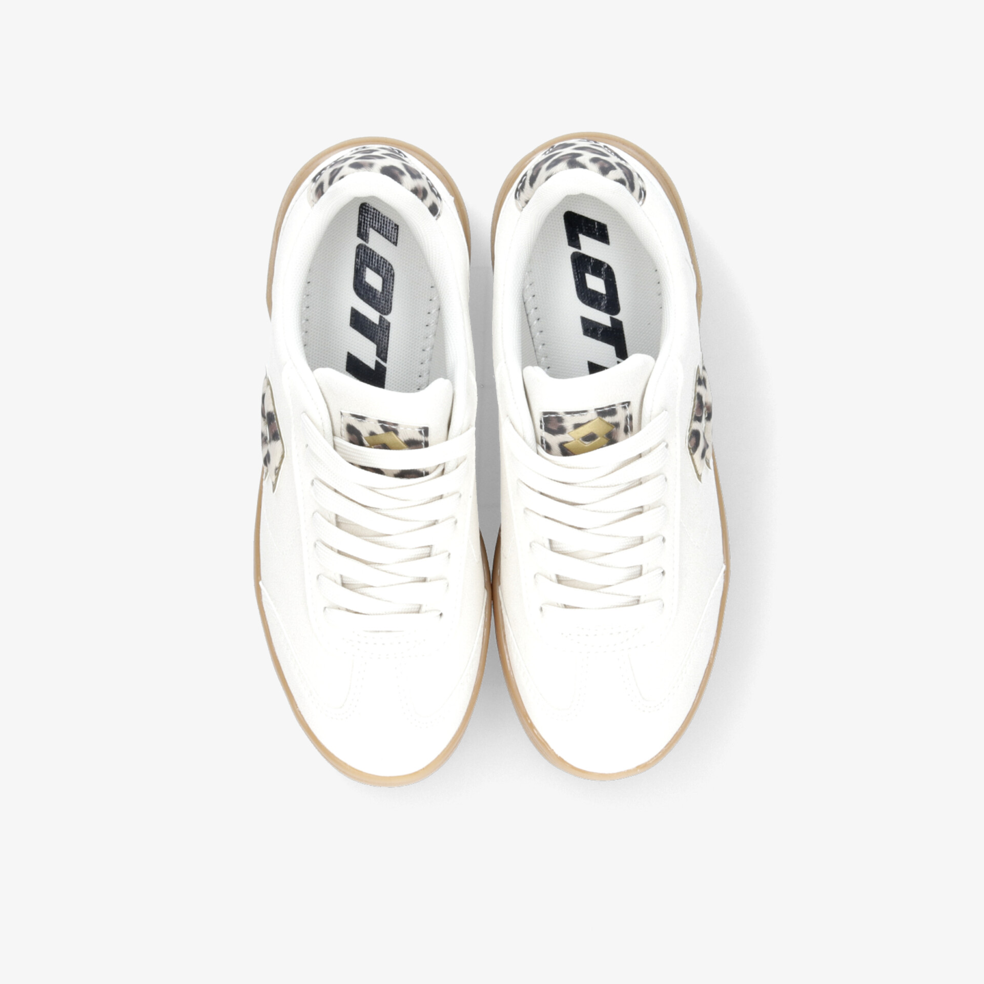 weißes Sneakerspaar von oben mit sportlichem Design, atmungsaktivem Material und leichter Sohle