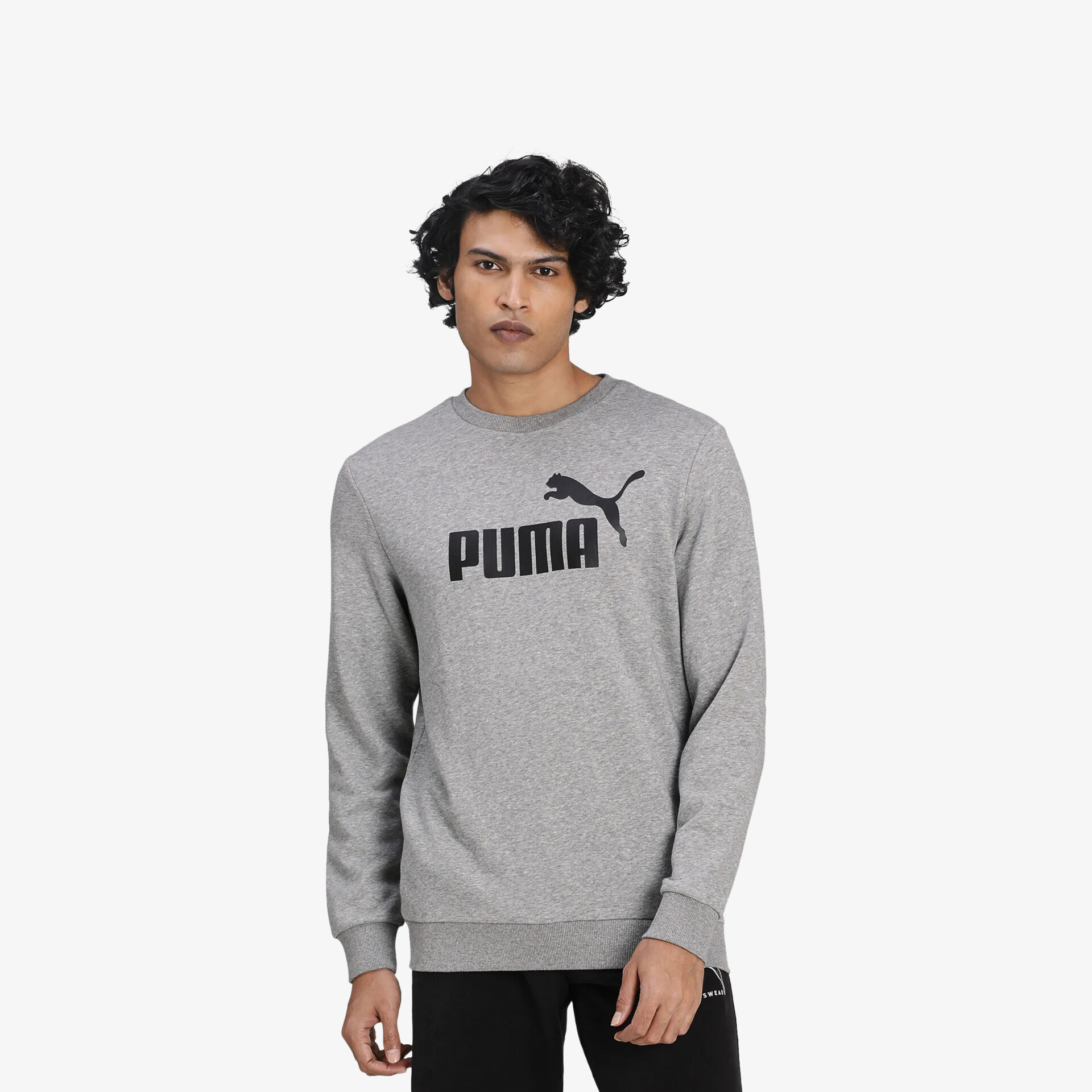 Grauer Pullover mit großem Puma Logo, gemütlich geschnitten, langärmlig und sportlich im casual Style