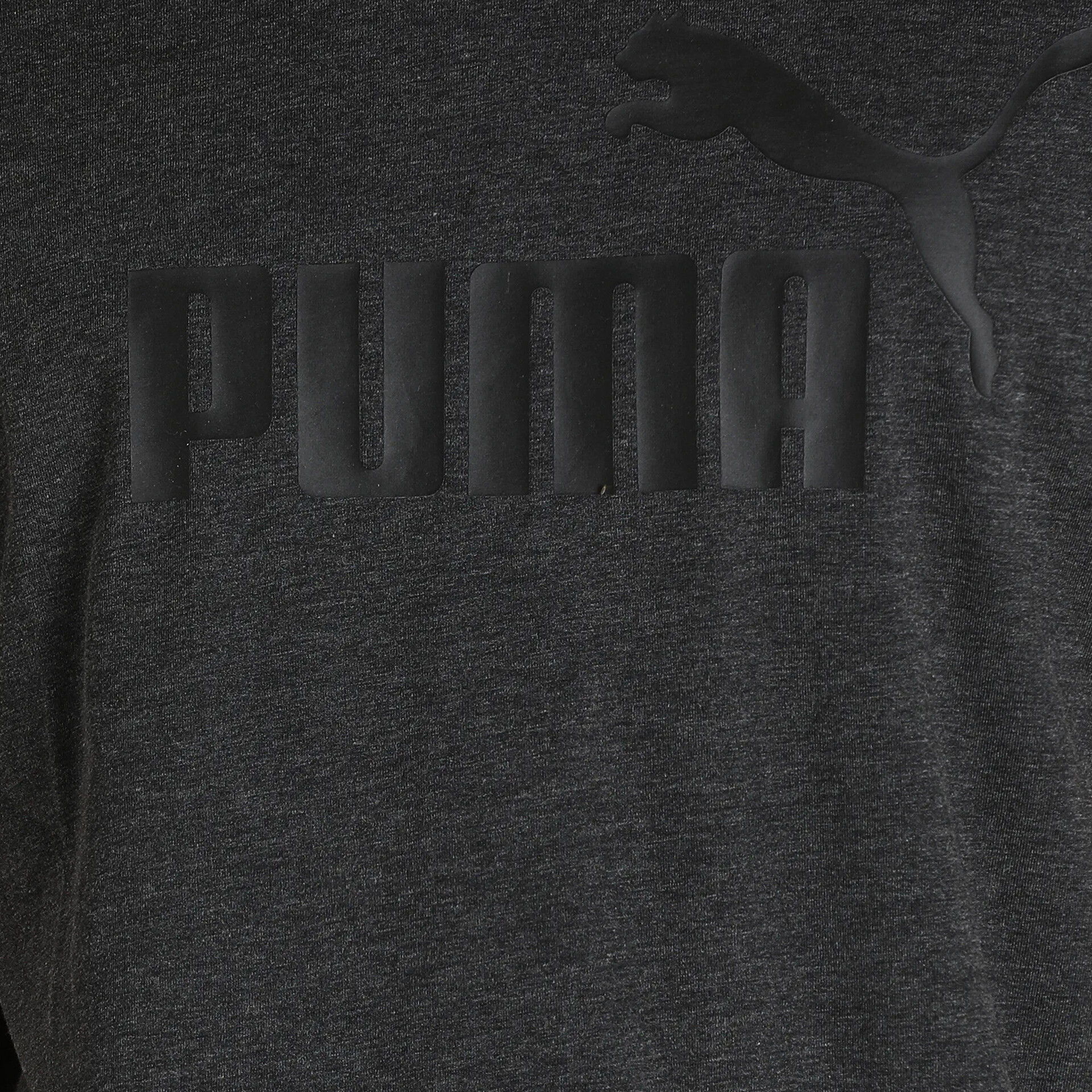 Dunkelgrauer Puma Pullover mit prägnantem, erhabenem Logo als detailreiche Nahaufnahme