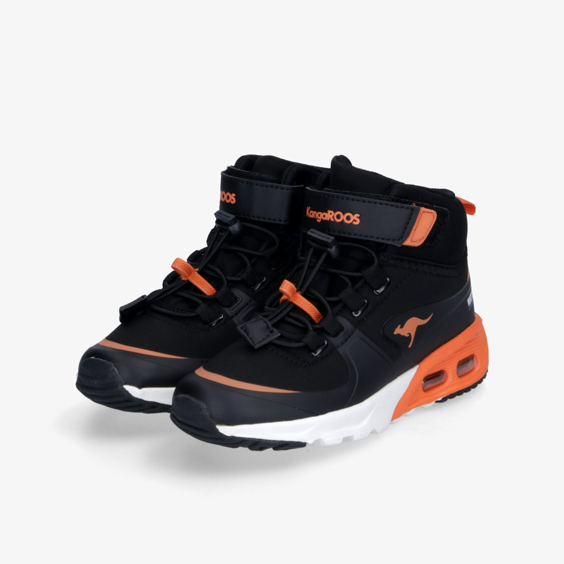 Sportliche schwarze und orange Schuhe mit rutschfester Sohle und stabiler Schnürung, ideal für Outdoor-Aktivitäten