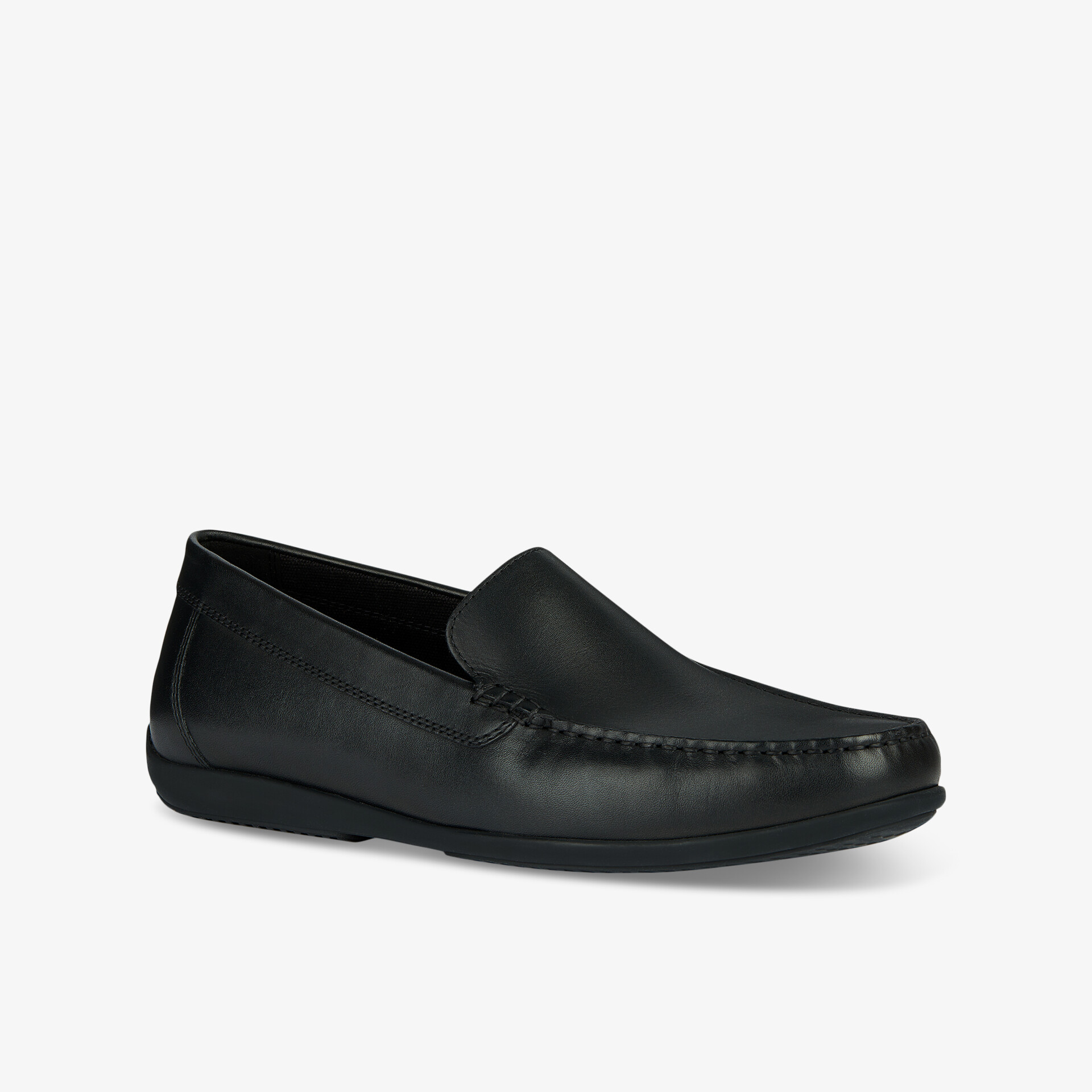 Schwarzer Lederschuh im Mokassin-Stil mit rutschfester Sohle, ideal für elegantes Auftreten und Komfort.