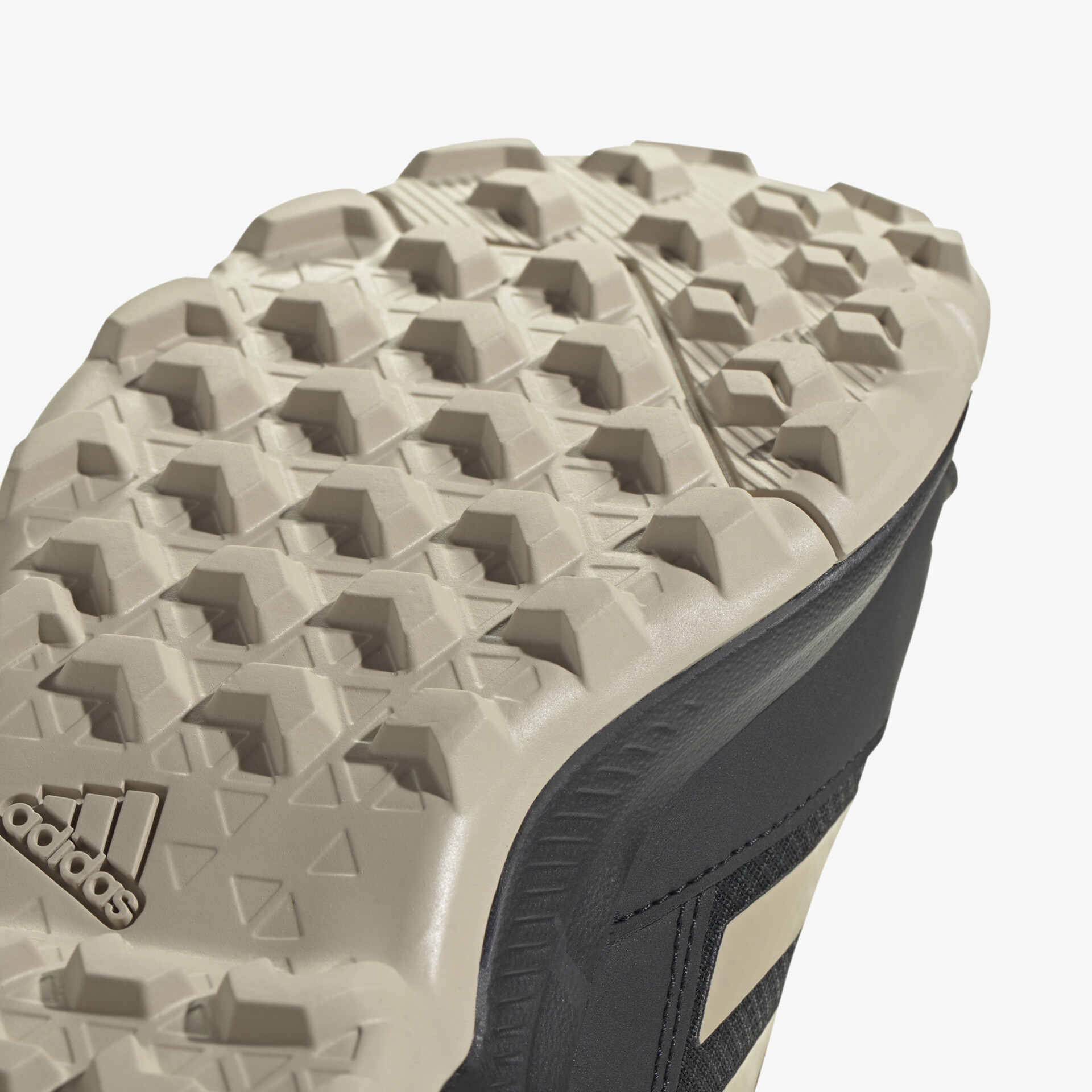 Detailwansicht einer robusten Sohle mit hoher Traktion für optimalen Halt auf verschiedenen Oberflächen.